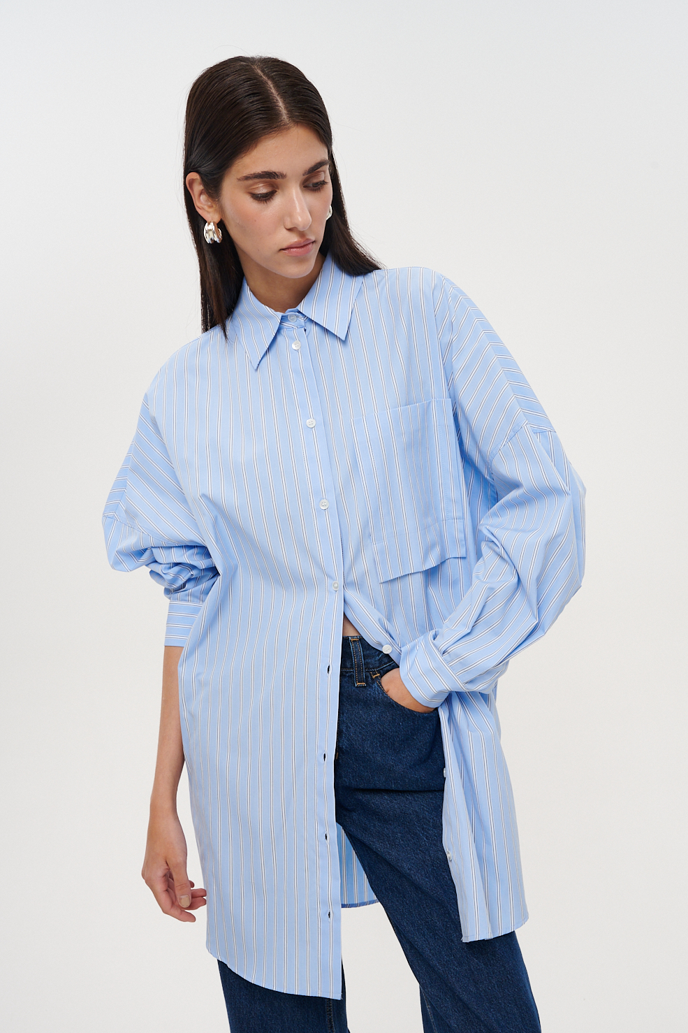 TELA Рубашка-платье кроя оверсайз с фигурным вырезом по спине из хлопка с рисунком в полоску нежно-голубого цвета