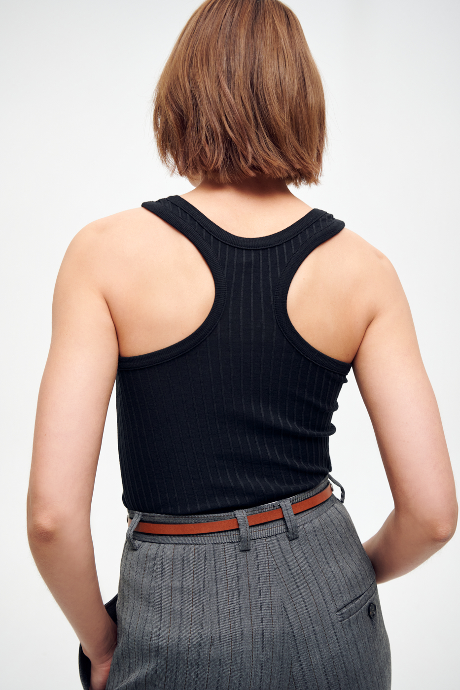 TELA Майка с X-образной горловиной из премиального трикотажа в рубчик черного цвета