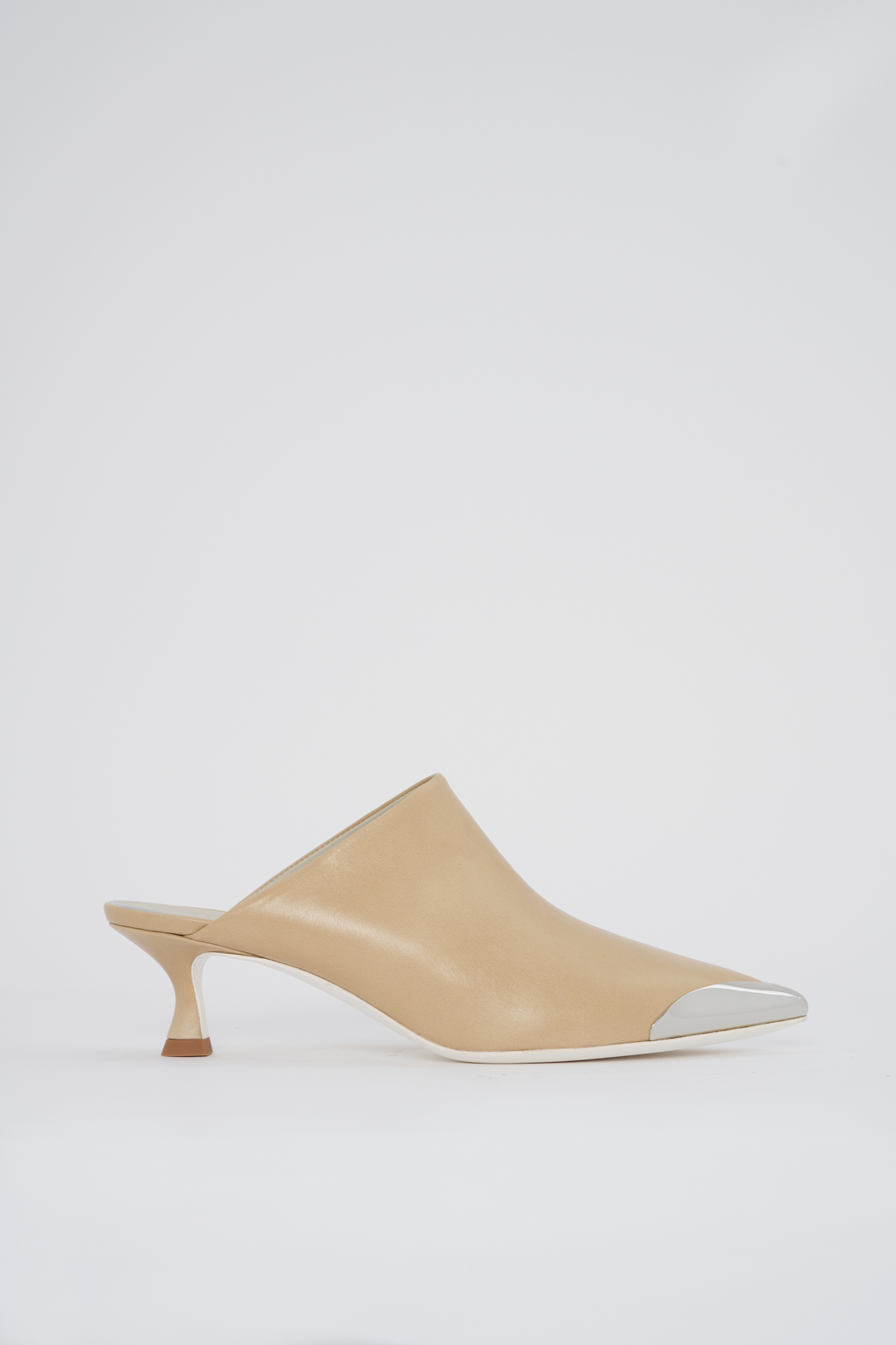 TELA Мюли kitten heels с металлической отделкой в зоне мыса