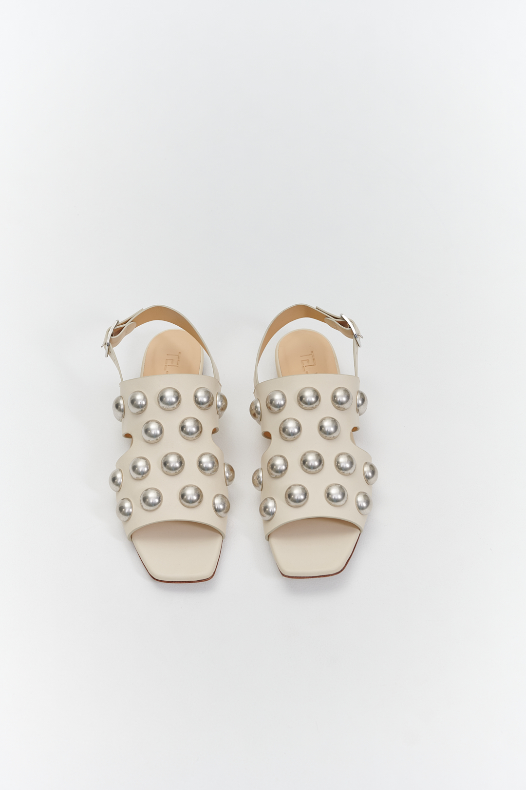 TELA Сандалии из кожи оттенка беж с объемными клепками