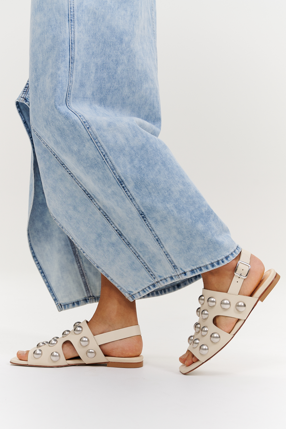 TELA Сандалии из кожи оттенка беж с объемными клепками