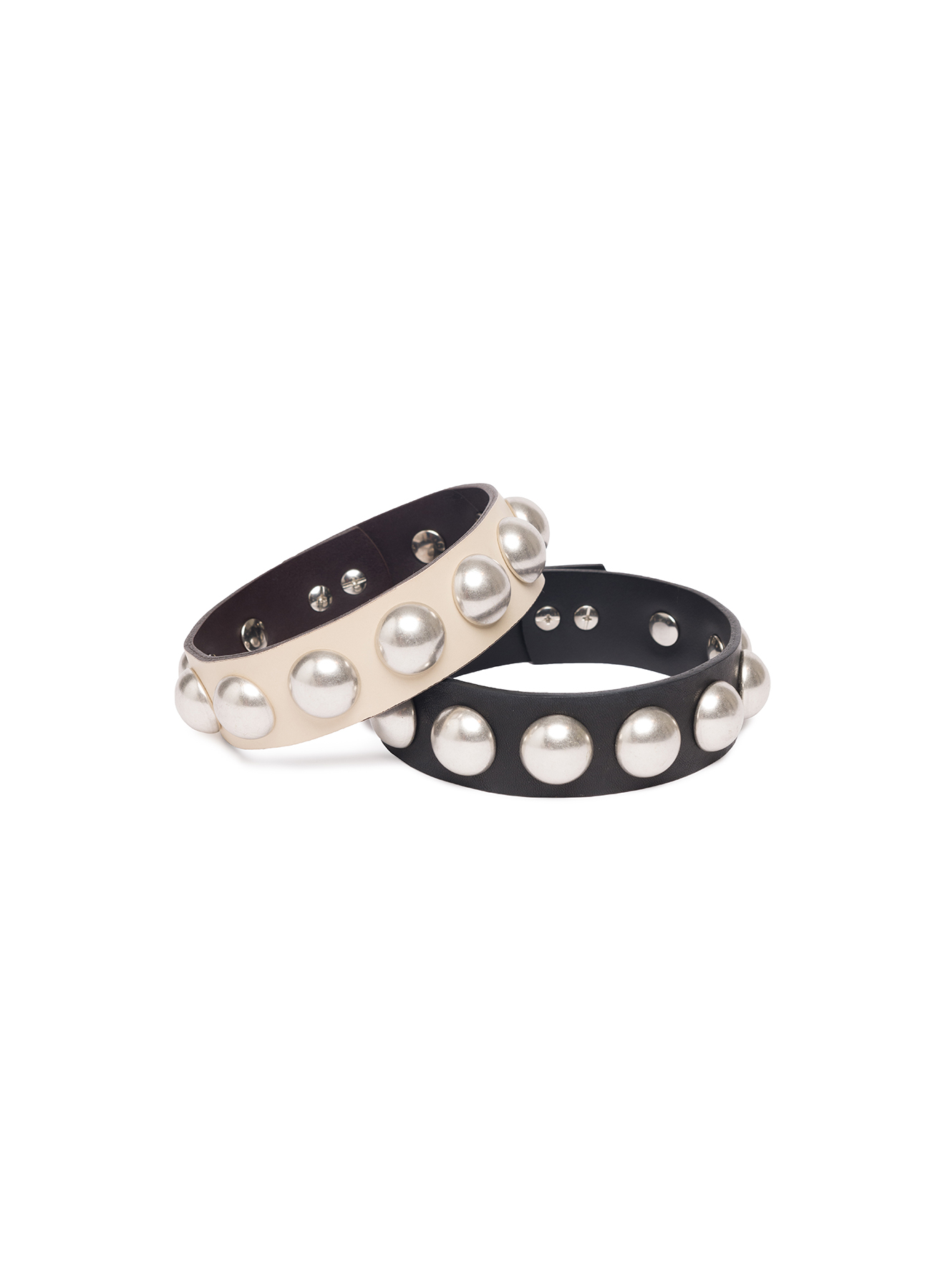 TELA Чокер из натуральной кожи оттенка беж с объемными «клепками»