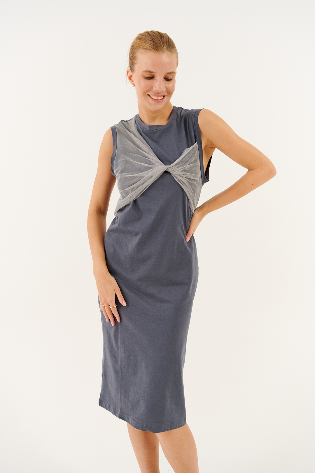 TELA Платье приталенного кроя из плотного трикотажа с воздушной драпировкой