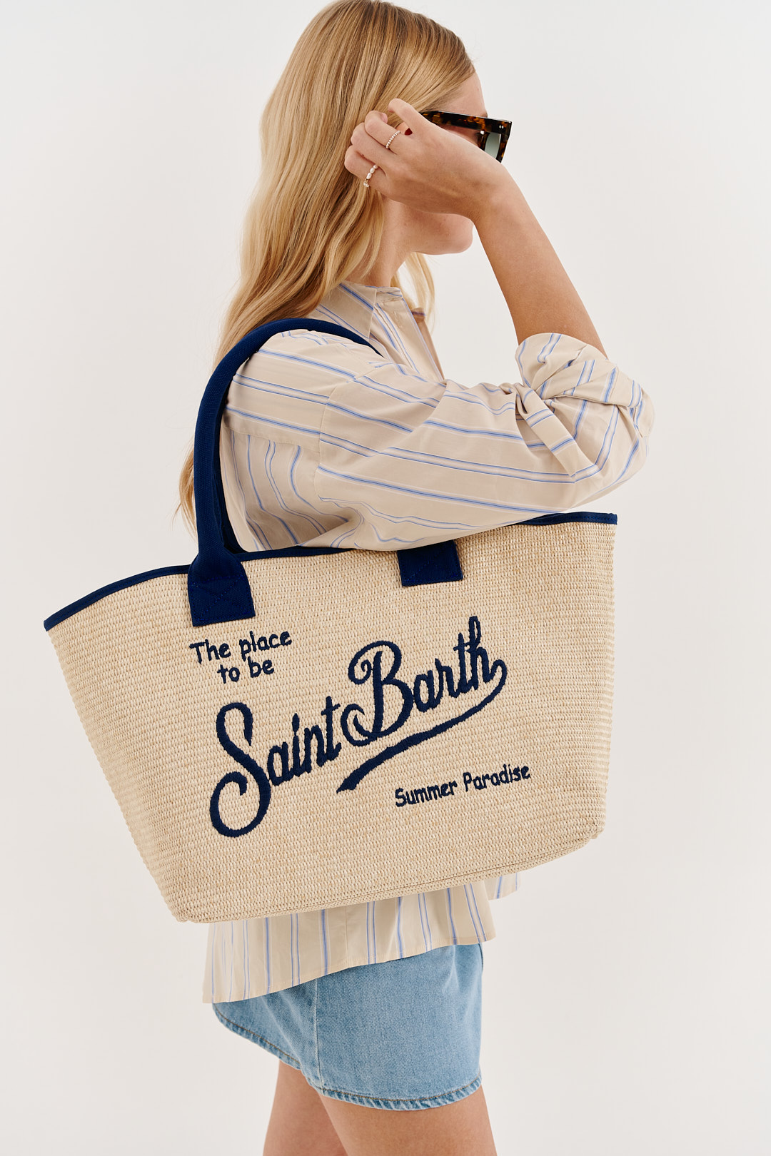 MC2 St.Barth Сумка-тоут VIONETTE из рафии с контрастным и ручками и фирменной вышивкой