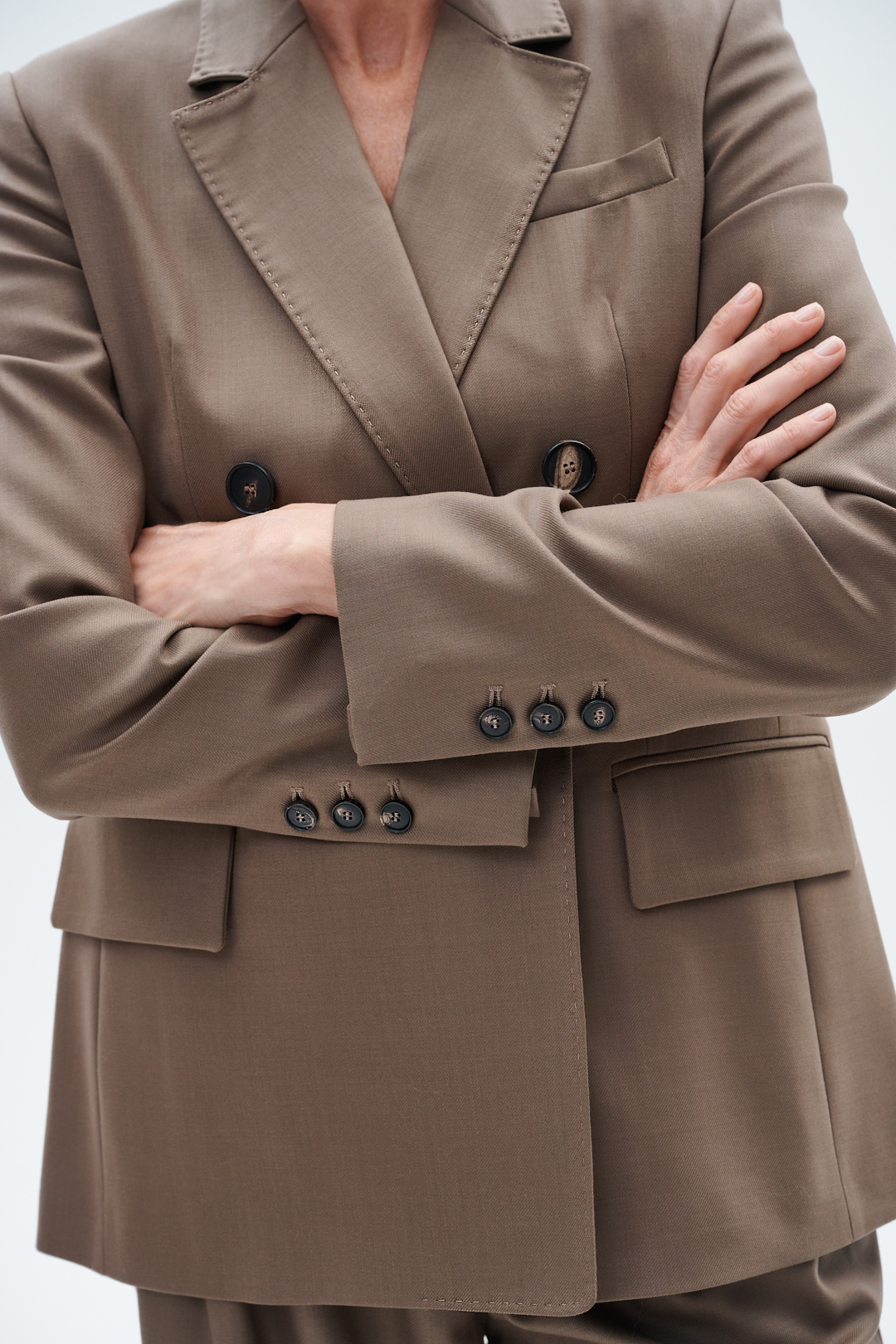 TELA Жакет двубортный из технологичной шерсти тонкого кручения оттенка тауп