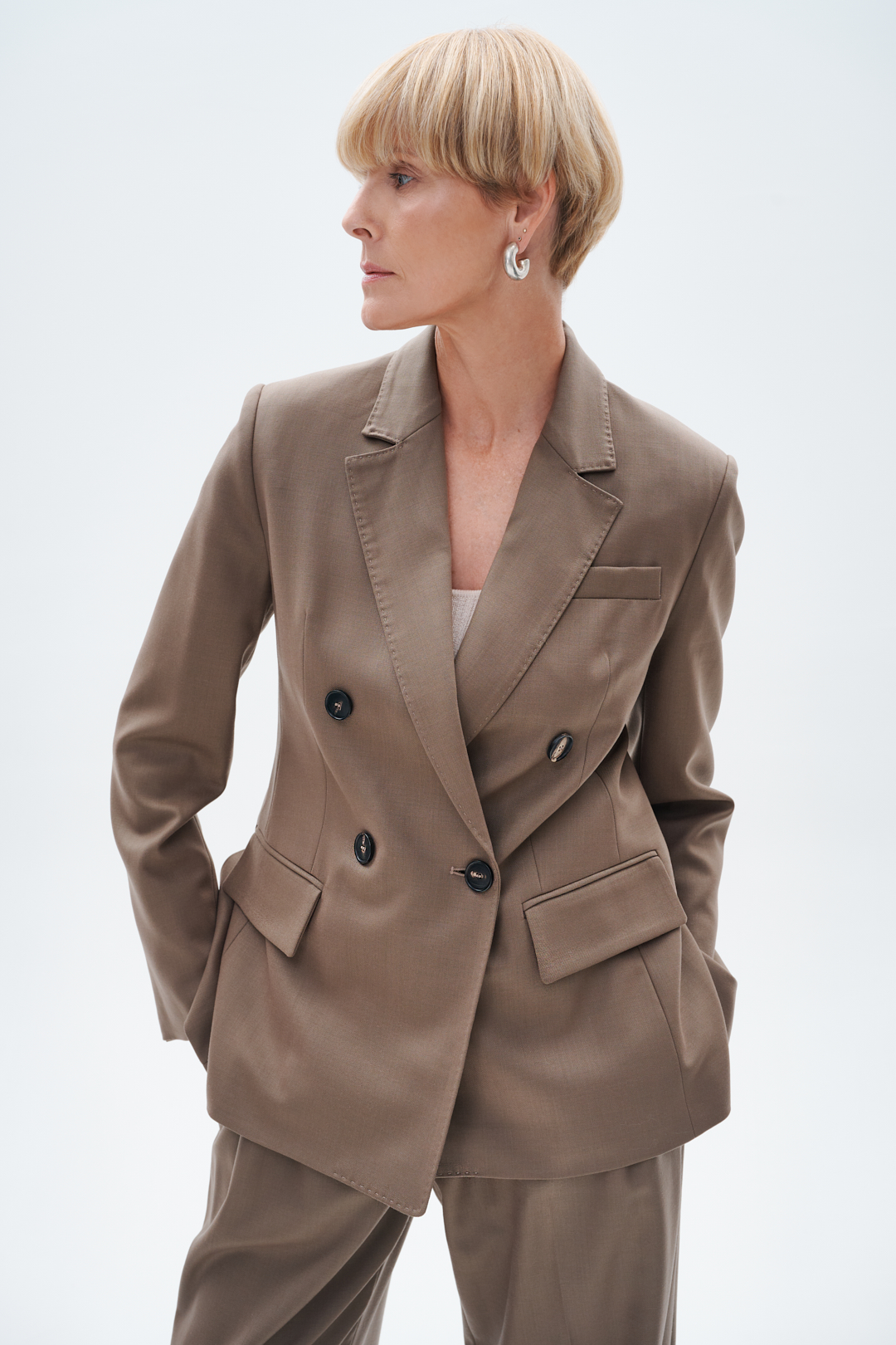 TELA Жакет двубортный из технологичной шерсти тонкого кручения оттенка тауп