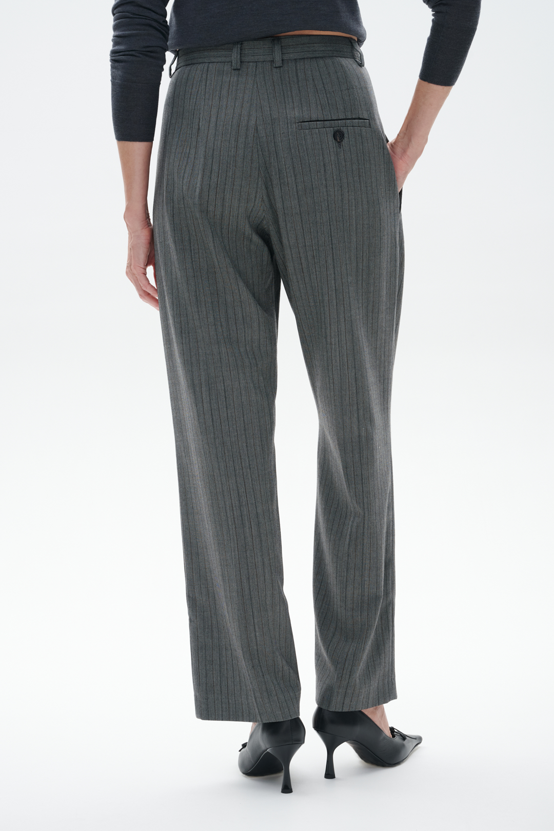 TELA Брюки с защипами по линии талии из премиальной костюмной шерсти