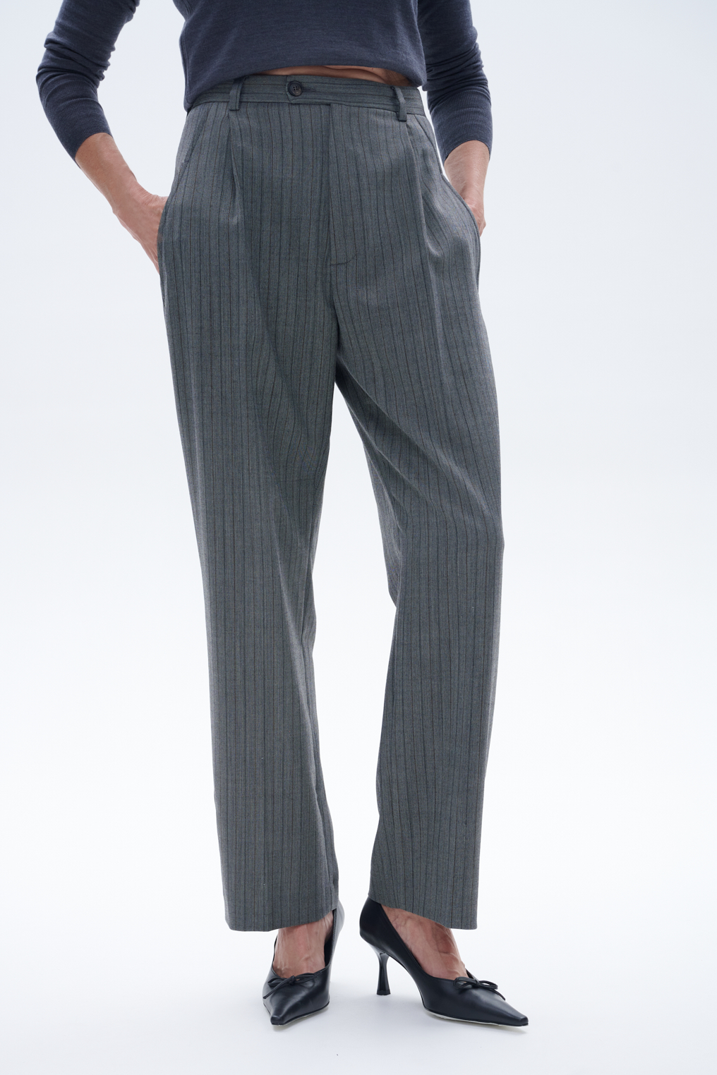 TELA Брюки с защипами по линии талии из премиальной костюмной шерсти