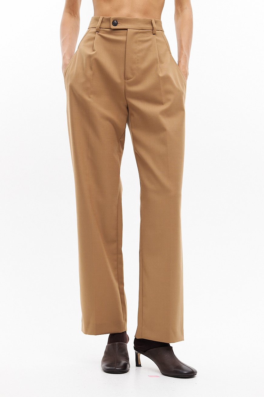 TELA Брюки с защипами по талии из технологичной шерсти тонкого кручения оттенка кэмел
