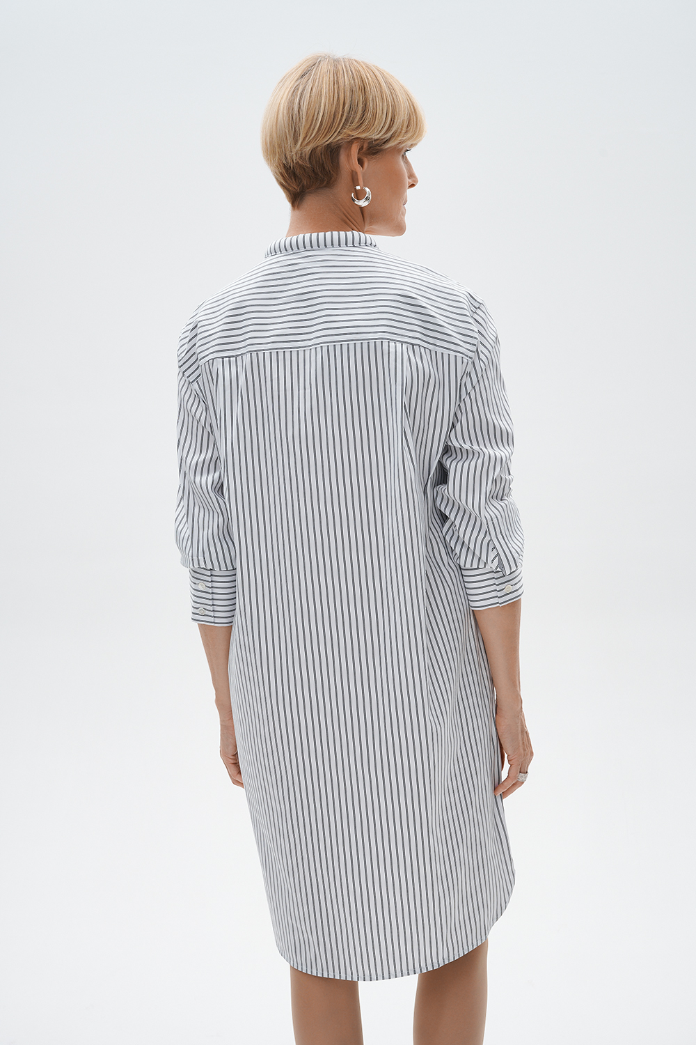 TELA Платье-рубашка из хлопка с рисунком в полоску и объемной горловиной-стойкой