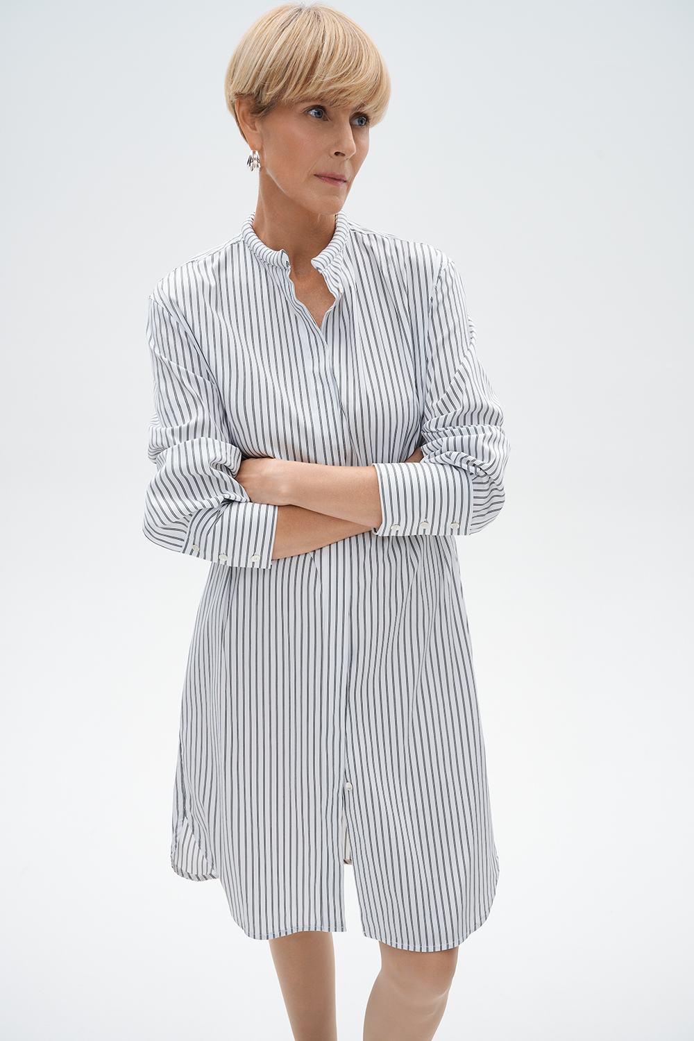 TELA Платье-рубашка из хлопка с рисунком в полоску и объемной горловиной-стойкой