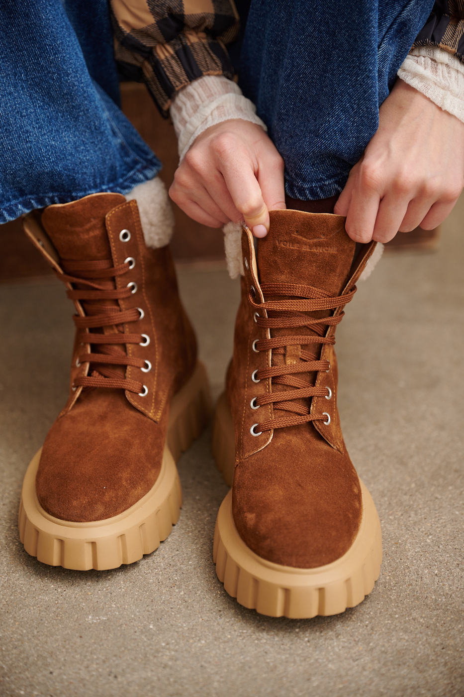 VOILE BLANCHE Ботинки GRENELLE на массивной подошве из замши оттенка коньяка