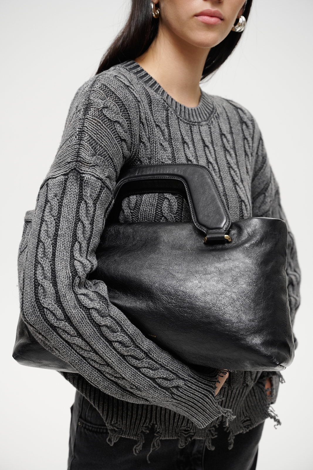 AIM Сумка ALICE large из премиальной кожи фактуры crinkle в черном цвете