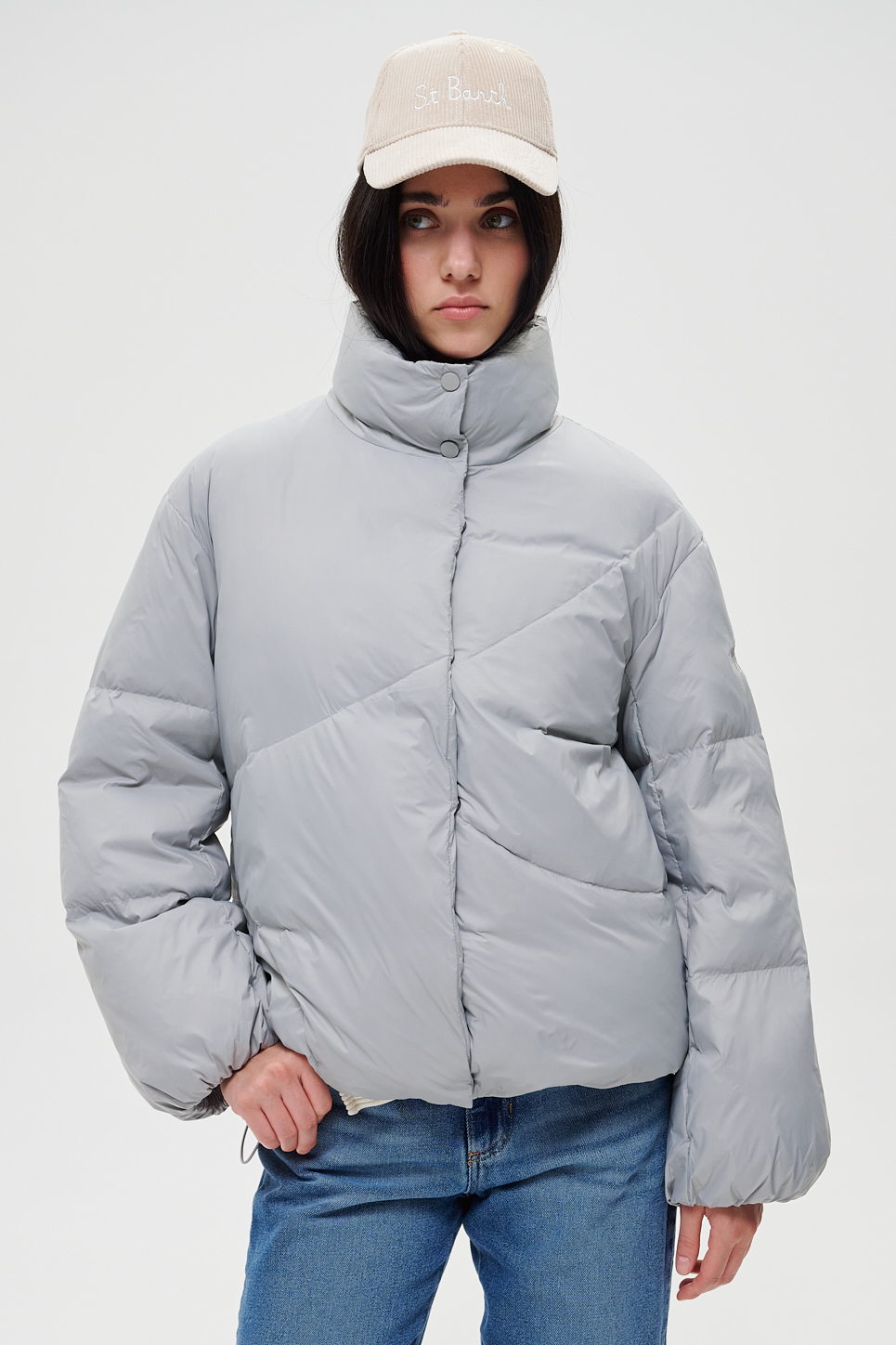 OTTOD'AME Укороченный пуховик с воротником-стойкой и декоративной драпировкой оттенка "pearl's grey"