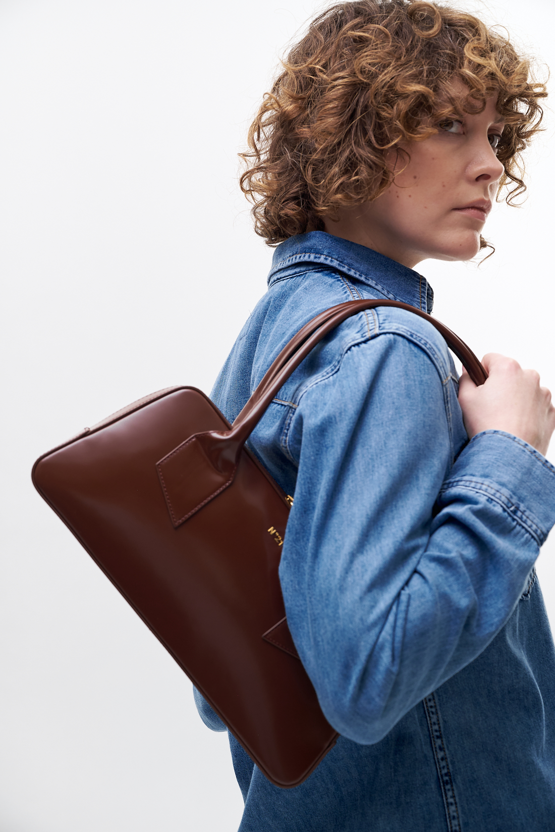 N21 Сумка Malibu Medium из премиальной кожи теленка кофейного оттенка с глянцевым финишем