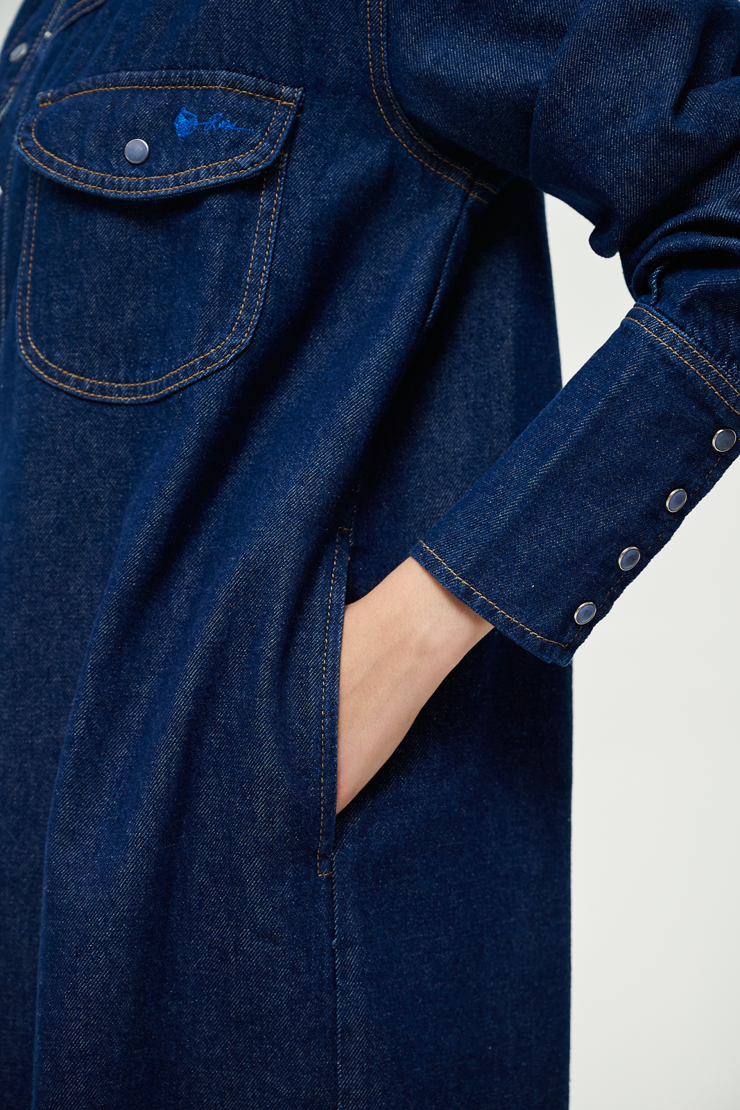 MERCÍ Платье-рубашка с накладными карманами из премиального крафтового денима