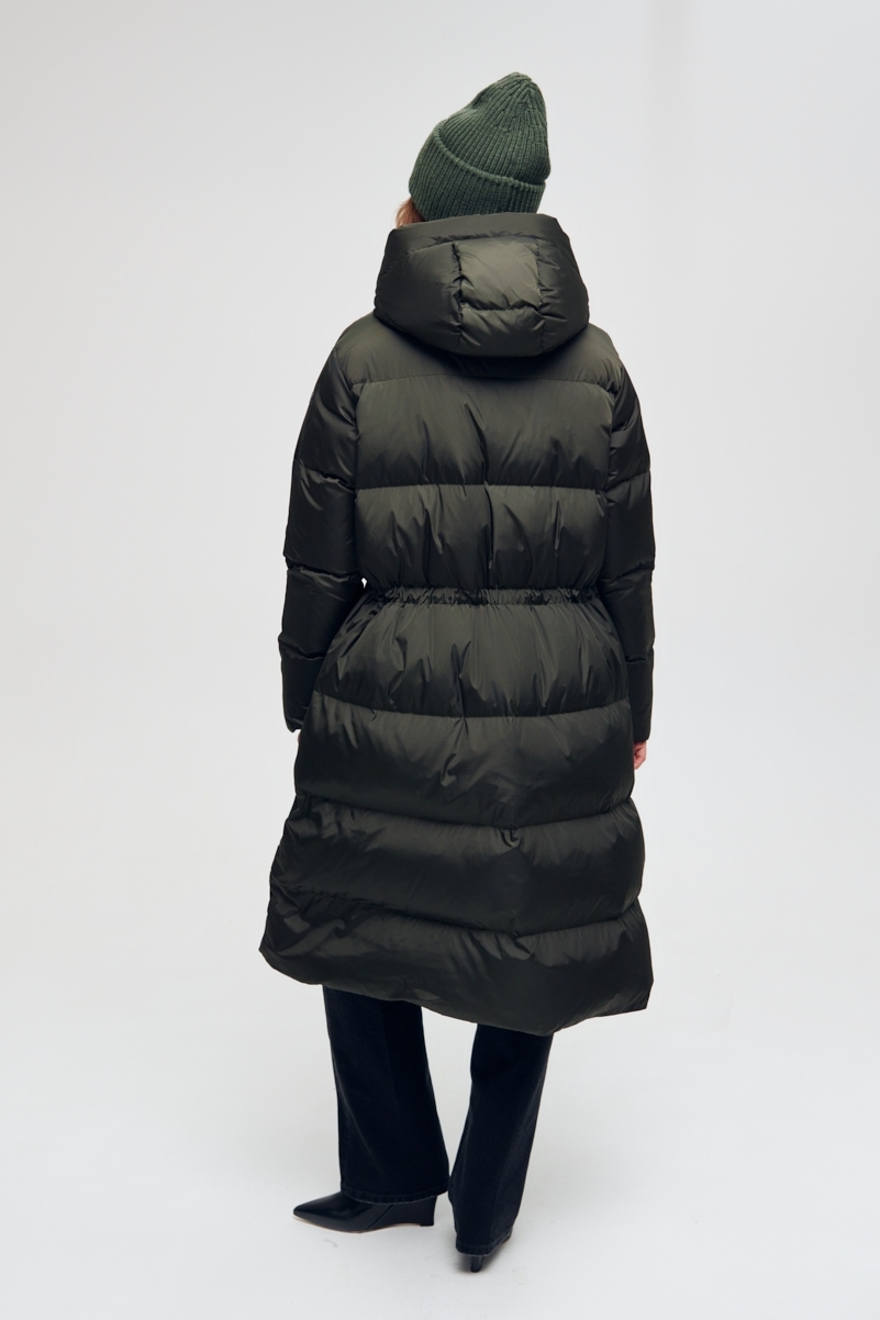 LEMPELIUS Пуховик длины миди с угловыми карманами и кулиской по спинке из технологичного суперплотного нейлона дымчато-зеленого оттенка