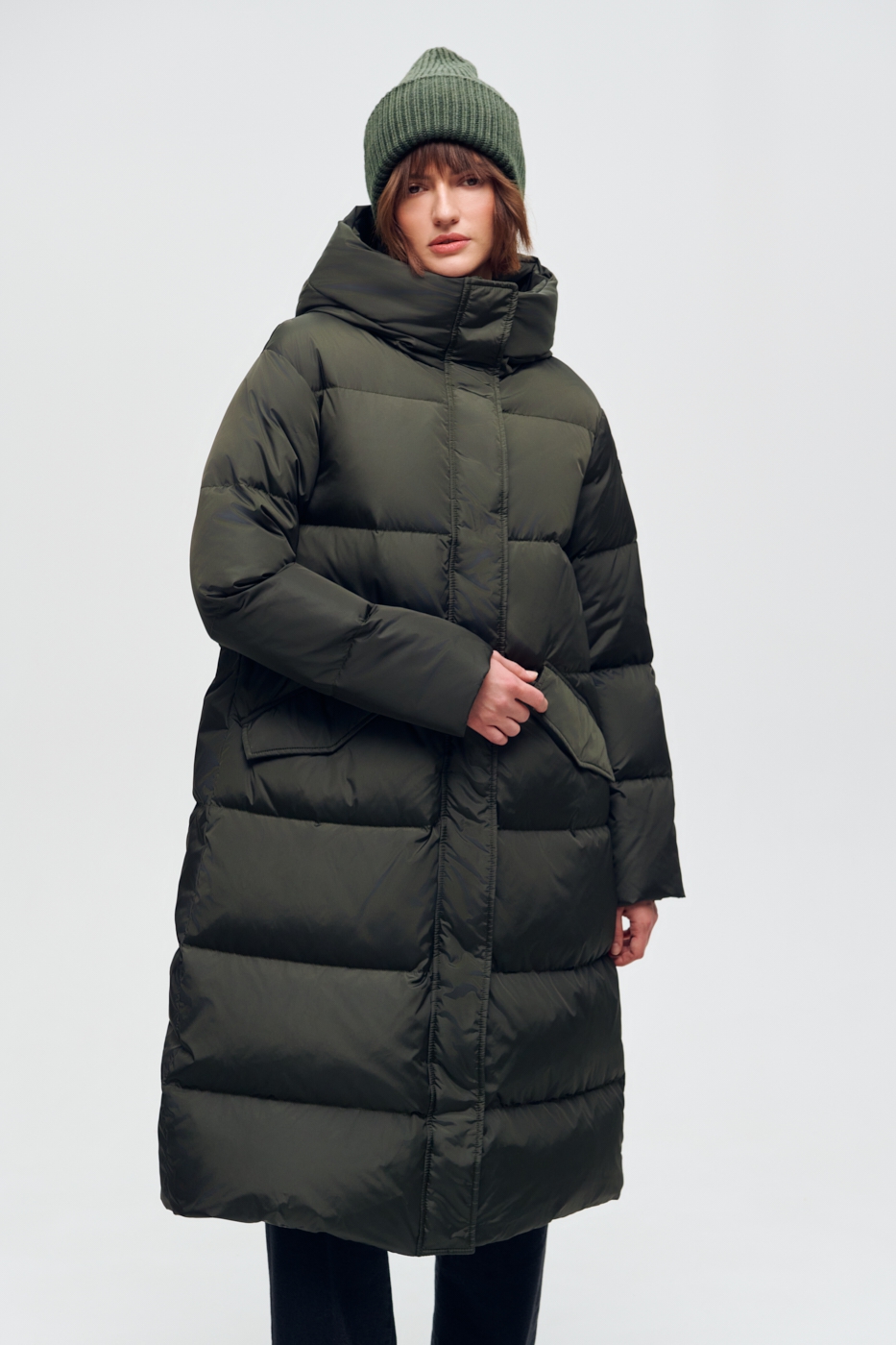 LEMPELIUS Пуховик длины миди с угловыми карманами и кулиской по спинке из технологичного суперплотного нейлона дымчато-зеленого оттенка