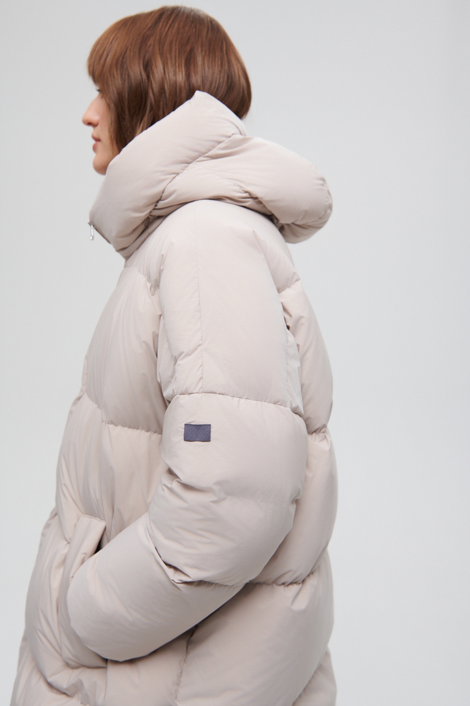LEMPELIUS Пуховик свободного кроя DUA с объемным капюшоном из технологичного матового нейлона оттенка мела