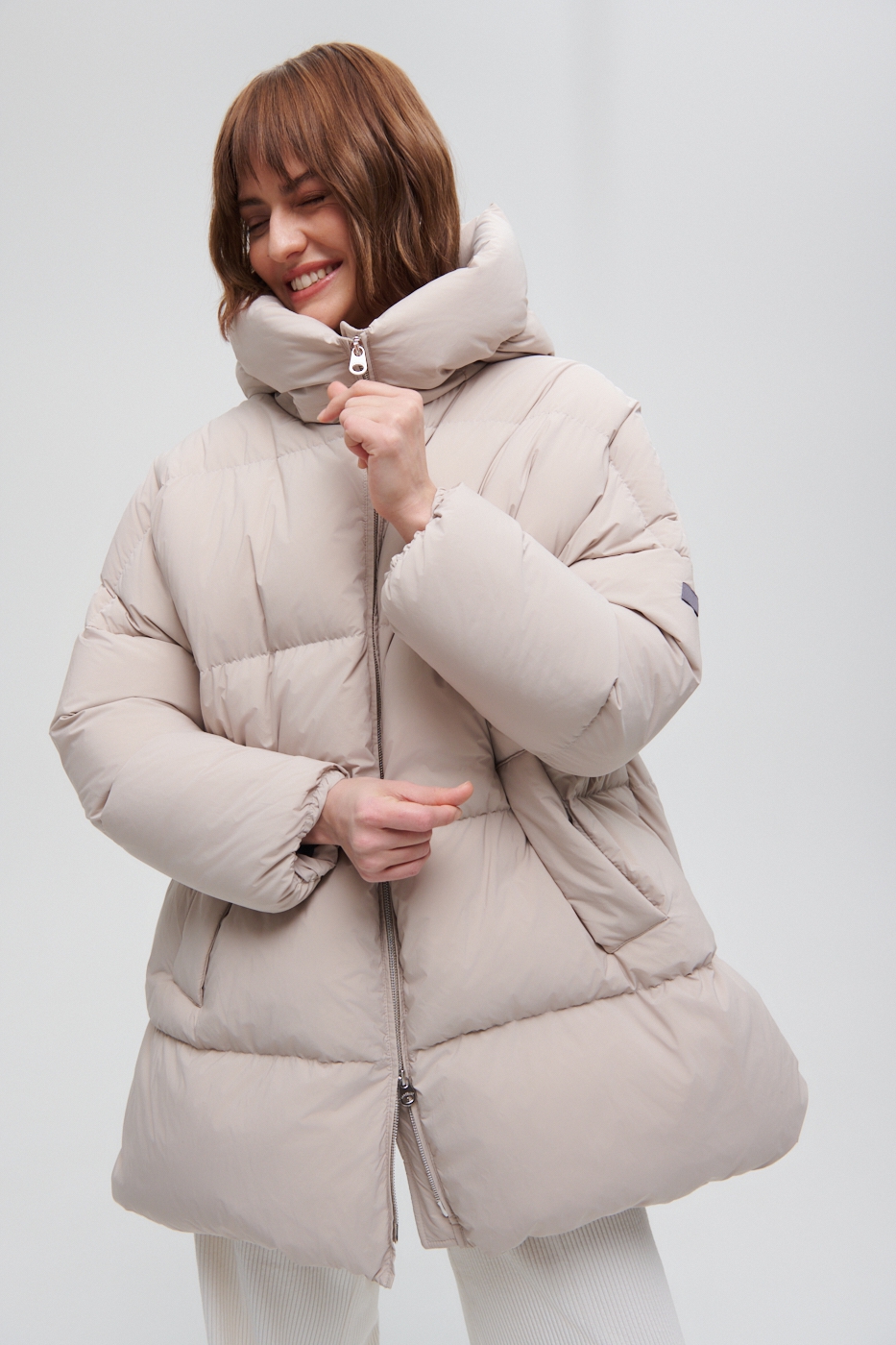 LEMPELIUS Пуховик свободного кроя DUA с объемным капюшоном из технологичного матового нейлона оттенка мела