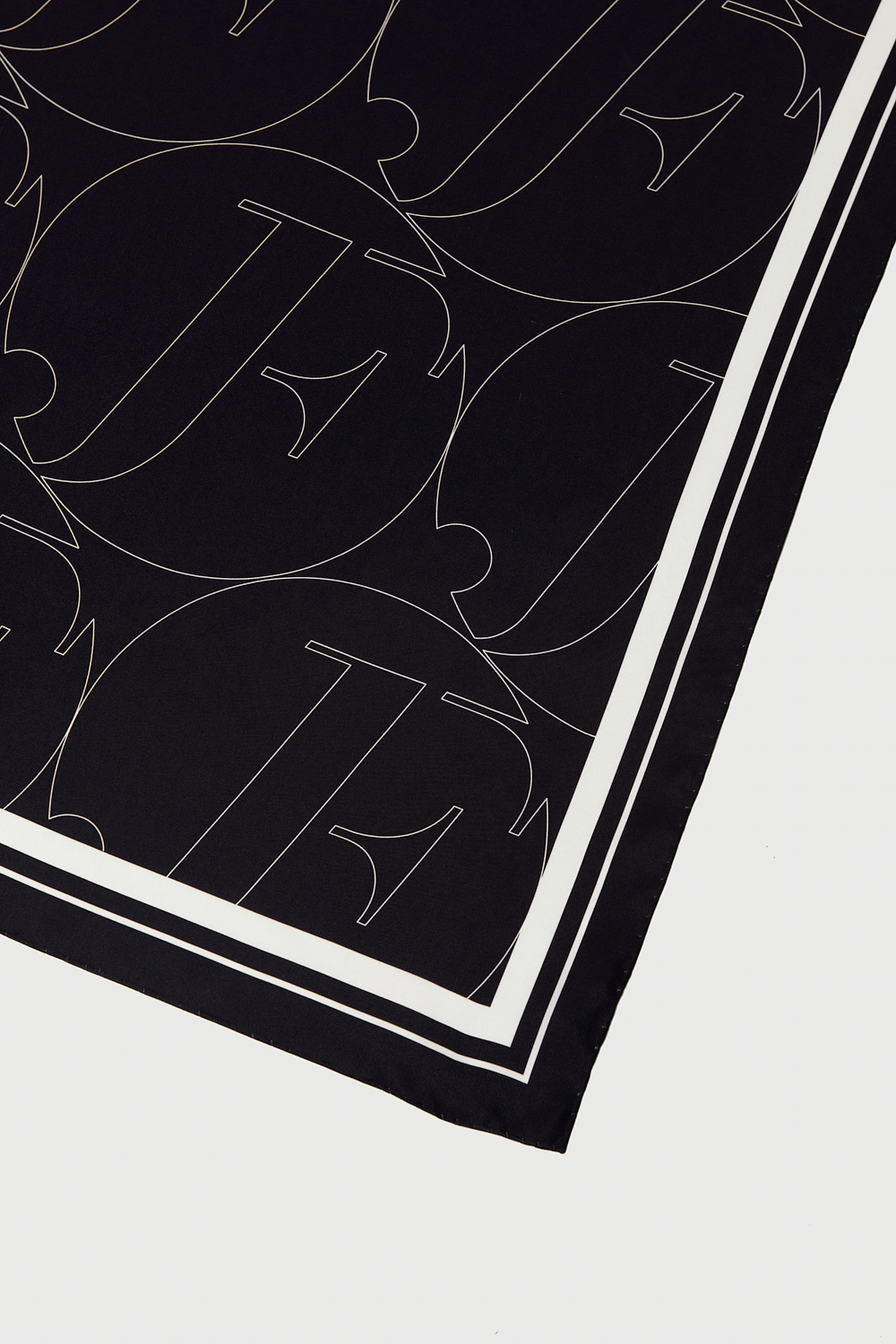 JF STORE Платок-каре из натурального шелка-фуляр с фирменным графическим принтом черно-белый