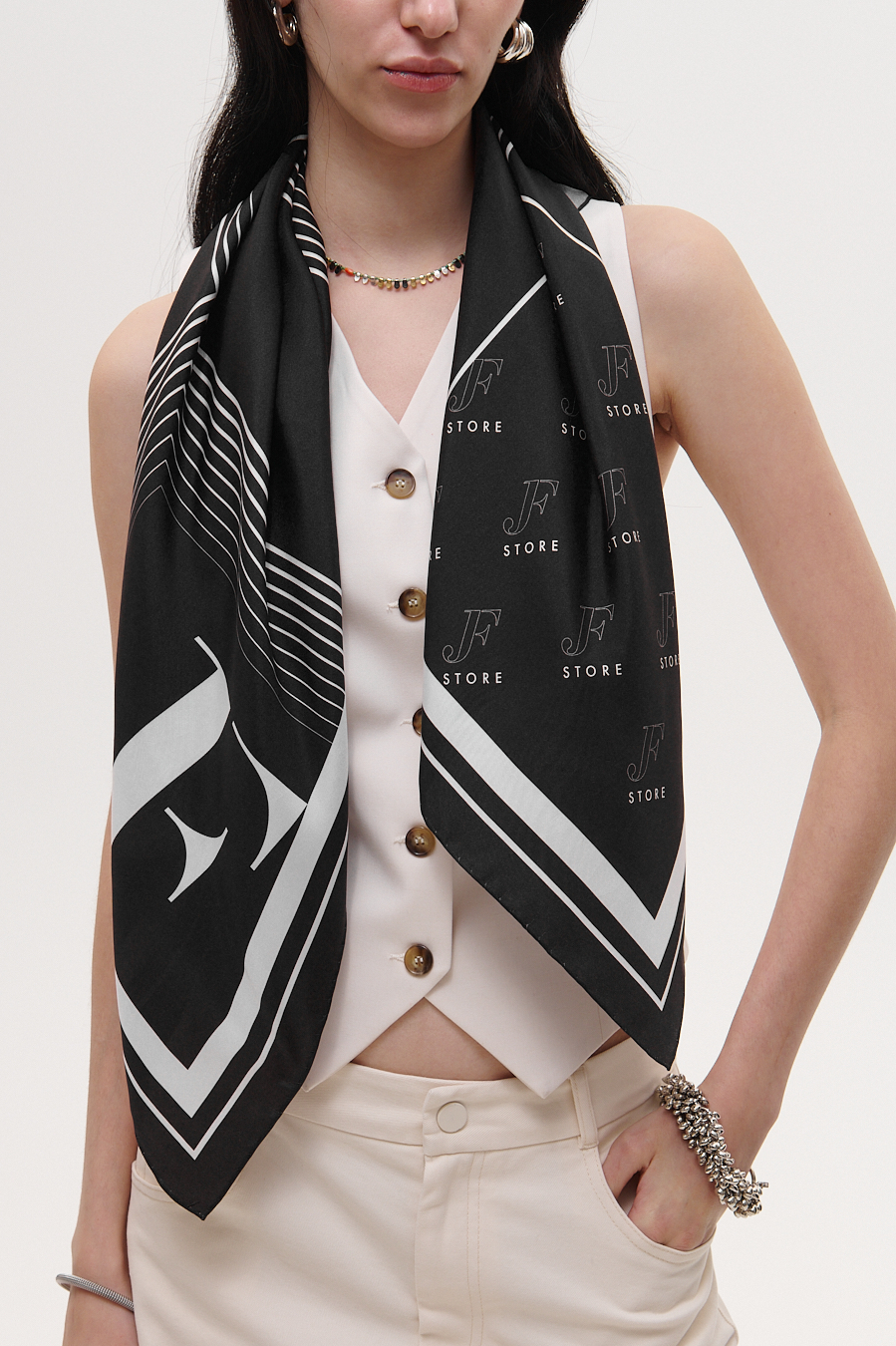 JF STORE Платок-каре из натурального шелка-фуляр с фирменным графическим принтом черно-белый