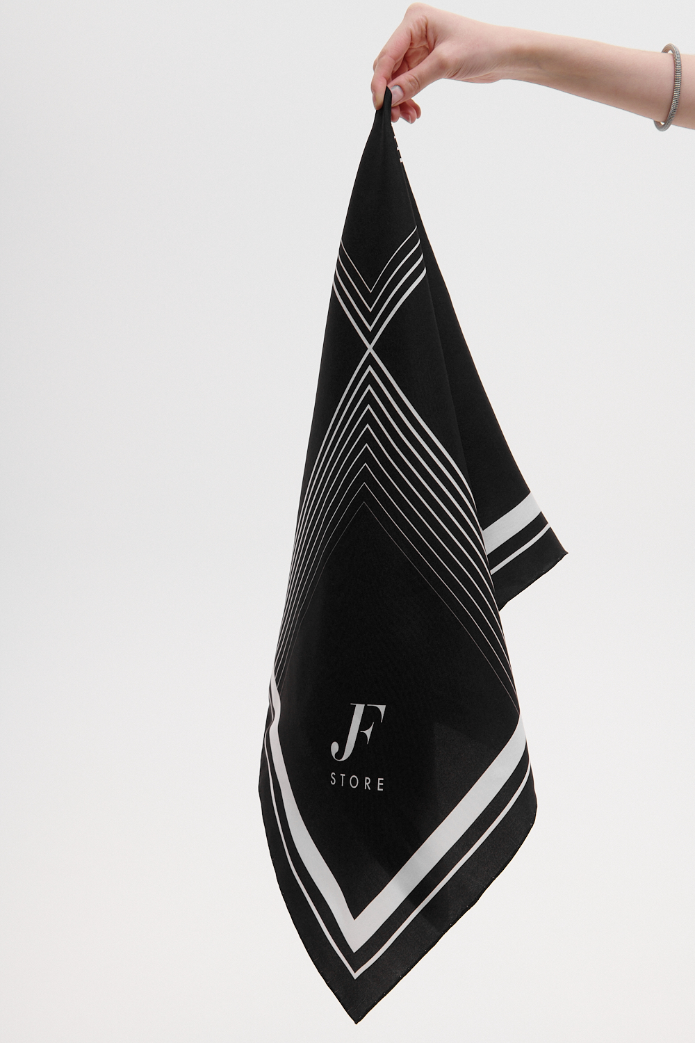 JF STORE Платок-каре из натурального шелка-фуляр с фирменным графическим принтом черно-белый