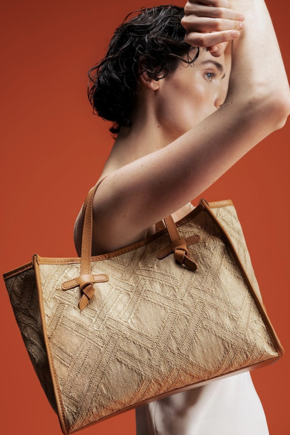 GIANNI CHIARINI Сумка-тоут MARCELLA 32 CAPRI из жаккардовой рафии и хлопка натурального оттенка