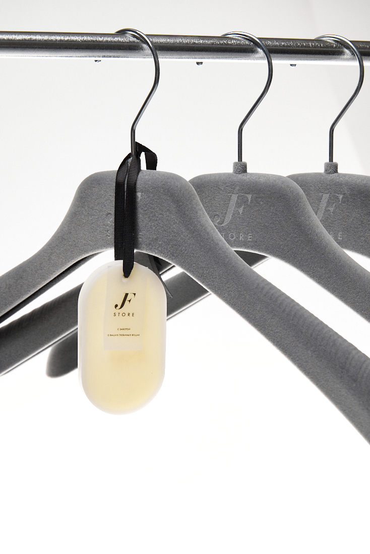 JF STORE Фирменная брендированная вешалка для одежды с бархатистым покрытием