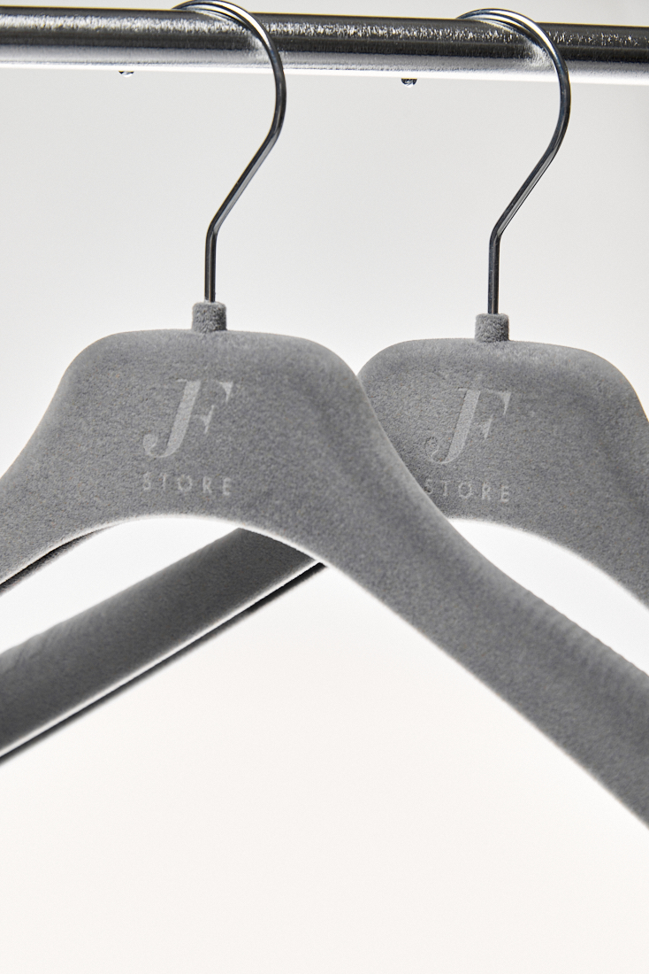 JF STORE Фирменная брендированная вешалка для одежды с бархатистым покрытием