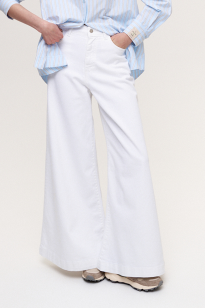 MEME ROAD Джинсы расклешенные из мягкого бархатистого денима в белом цвете