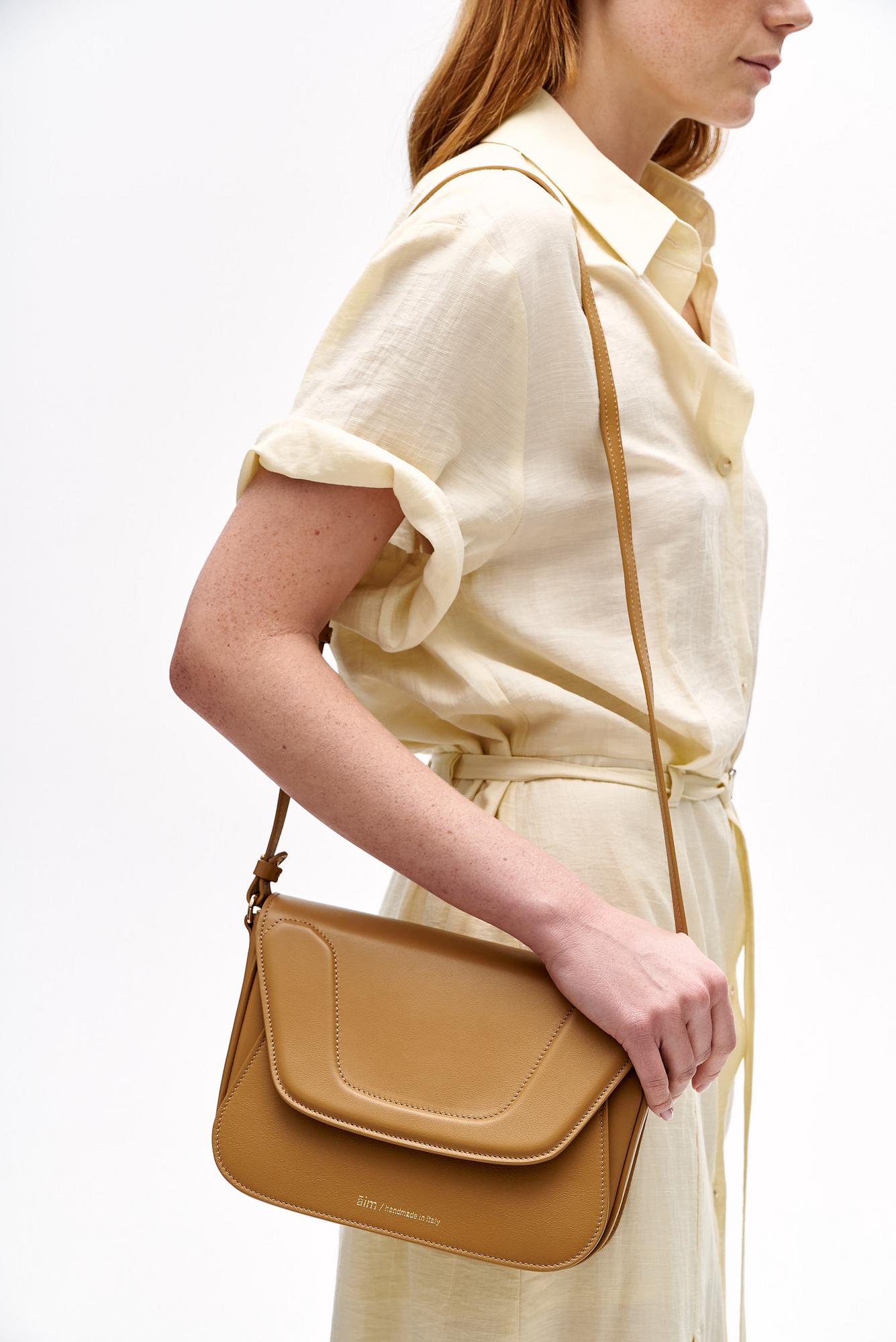 Āim Сумка VICTORIA на длинном ремешке из премиальной телячьей кожи оттенка карамели