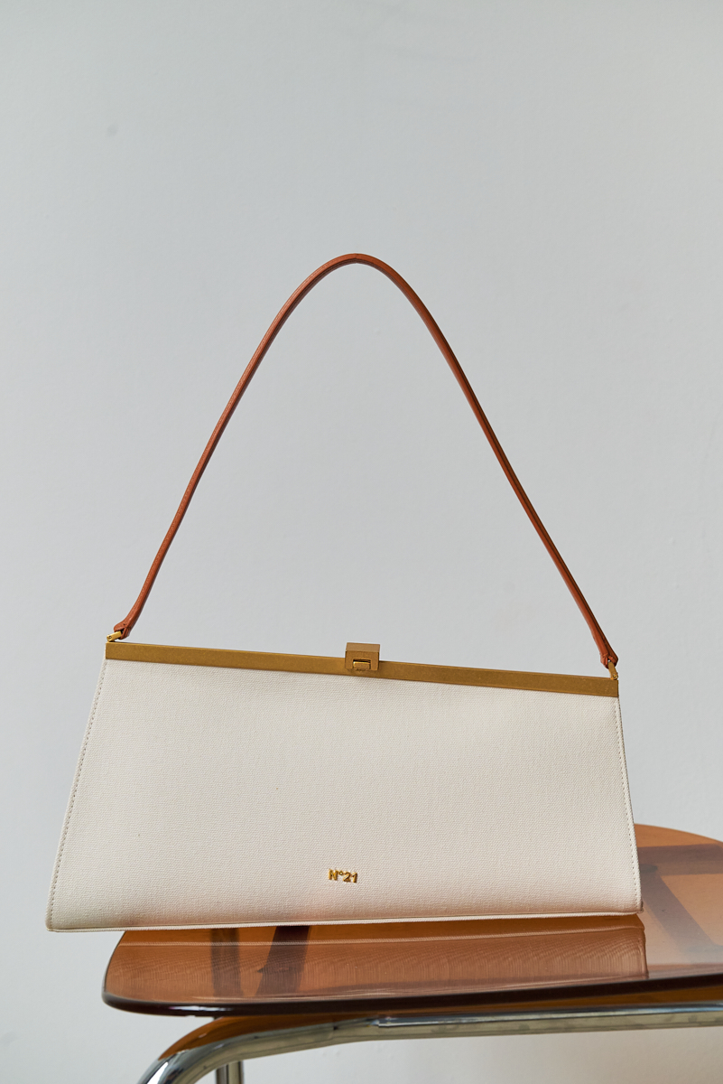 N21  Сумка асимметричной формы Jeanne из хлопковой канвы с латунной застежкой