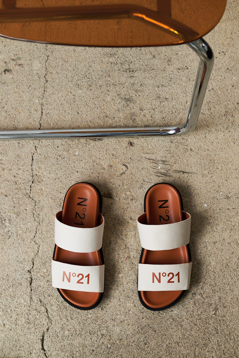 N21  Сандалии на порто-подошве с широкими ремнями из хлопковой канвы