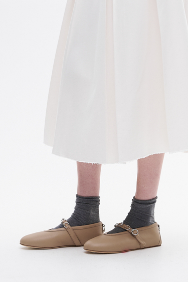 3JUIN  Балетки Мэри Джейн из кожи наппа оттенка тауп с декором в виде колец для пирсинга