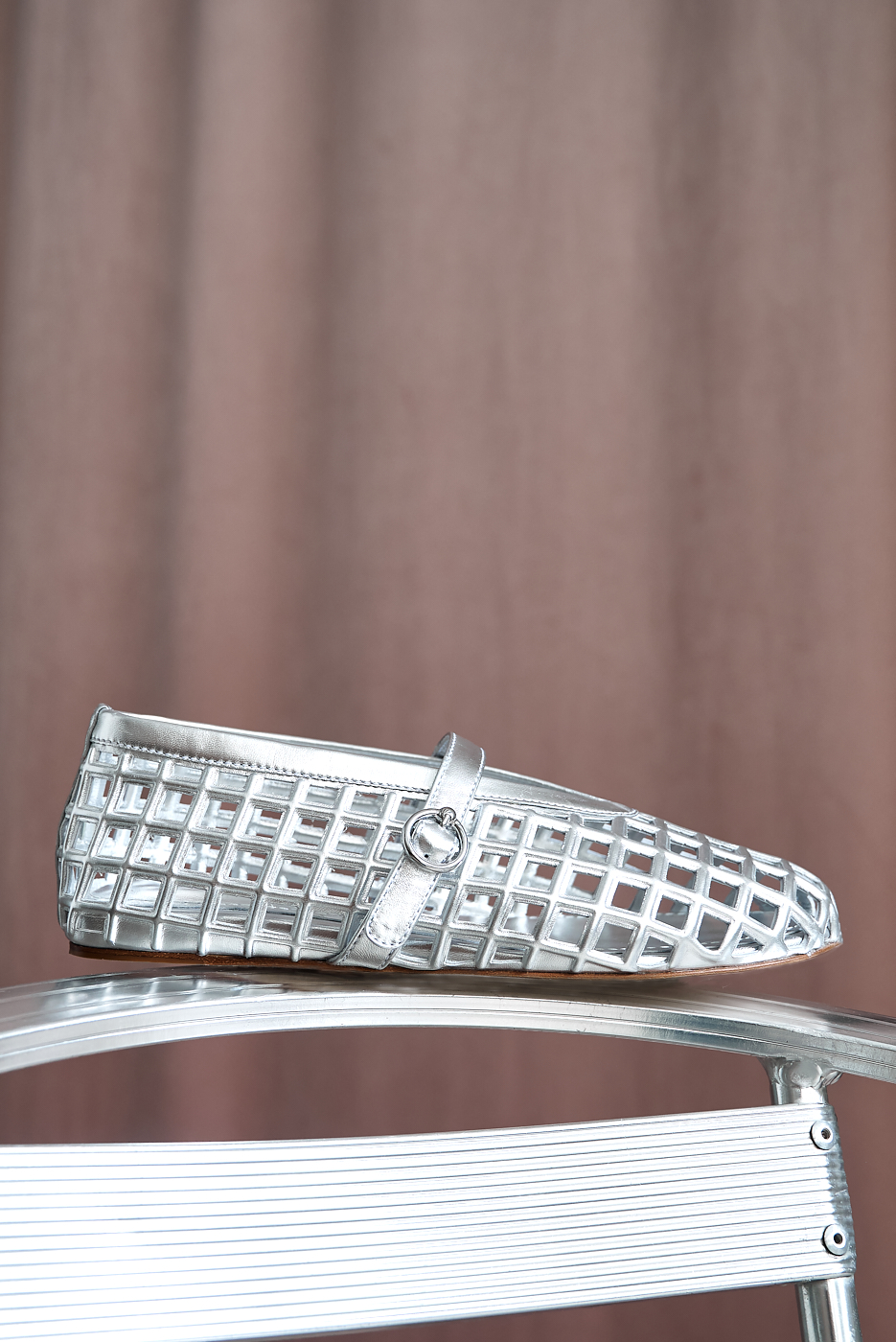 3JUIN Балетки Мэри Джейн из перфорированной металлизированной кожи в цвете серебра