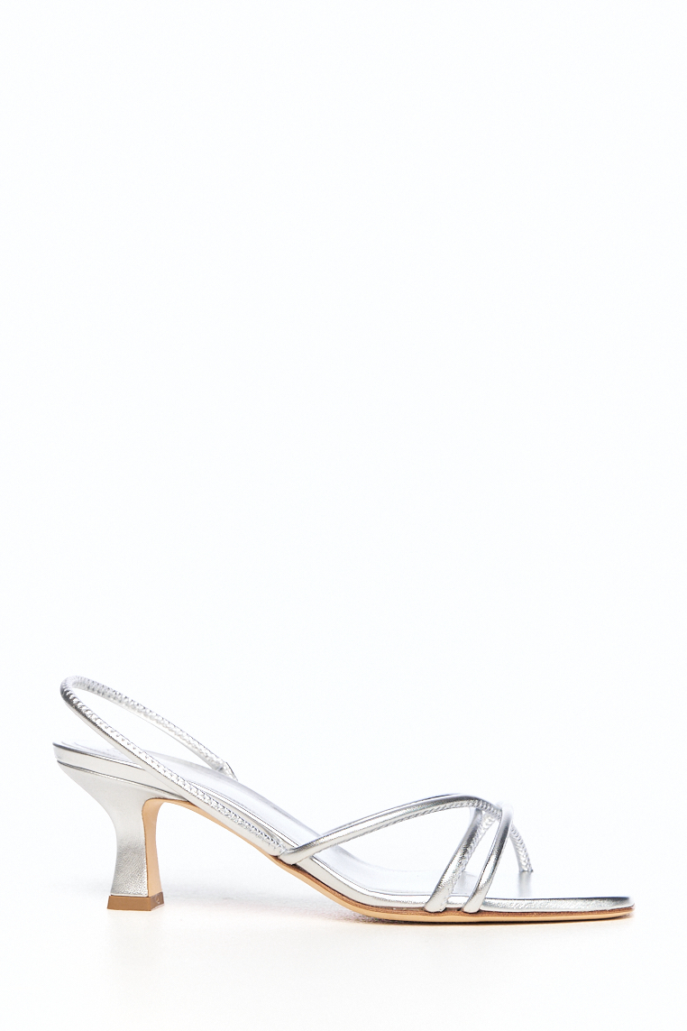 3JUIN Босоножки на каблуке kitten из металлизированной кожи оттенка серебра