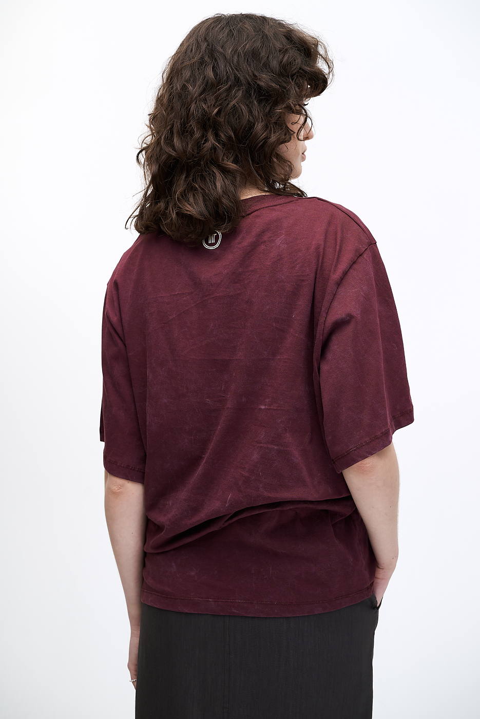 TELA Футболка оттенка бордо с драпировкой и фирменным принтом