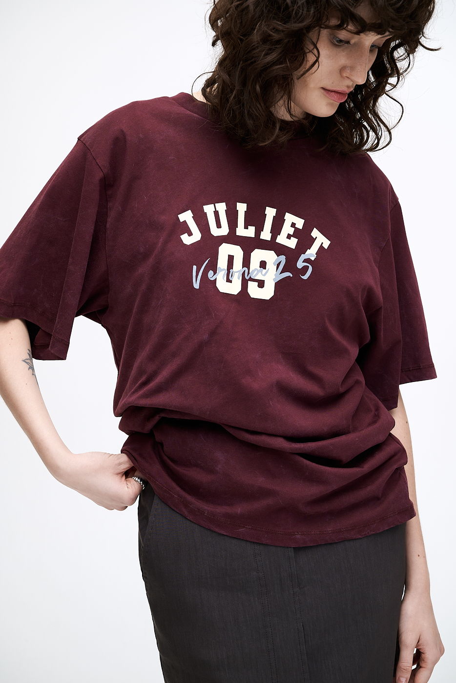 TELA Футболка оттенка бордо с драпировкой и фирменным принтом