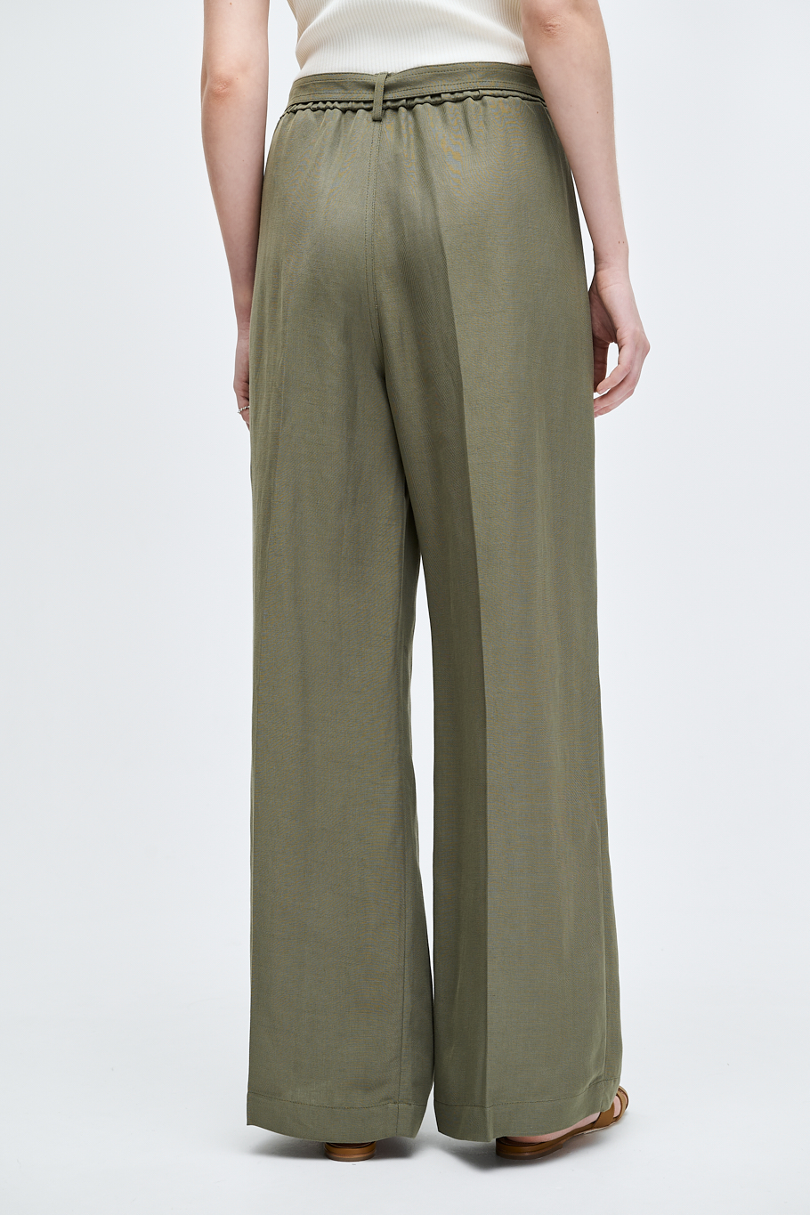 TELA Брюки с защипами из бленда льна и вискозы оттенка алоэ