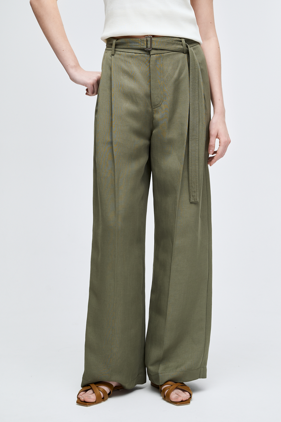 TELA Брюки с защипами из бленда льна и вискозы оттенка алоэ