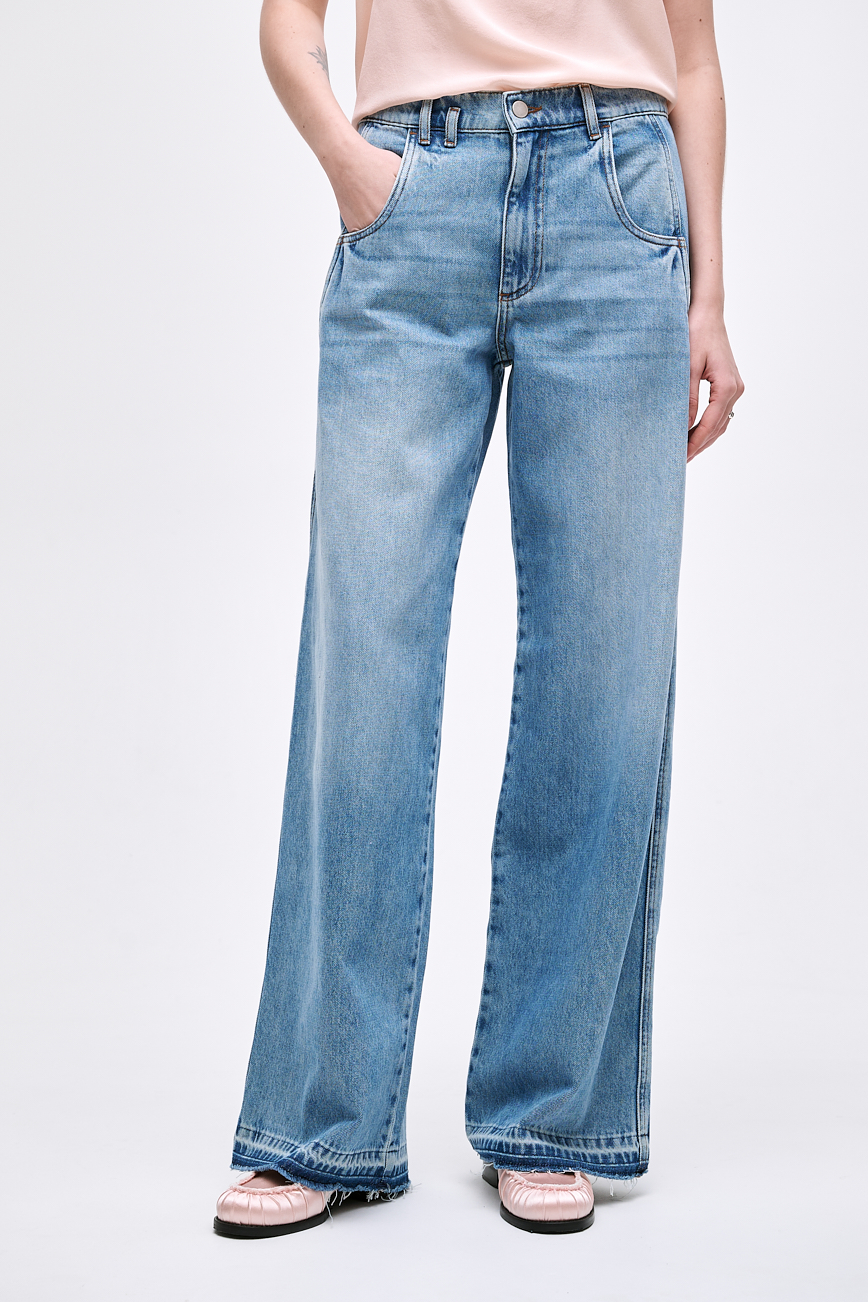 TELA Джинсы TABACCO из ярко-голубого денима с дизайнерским варом