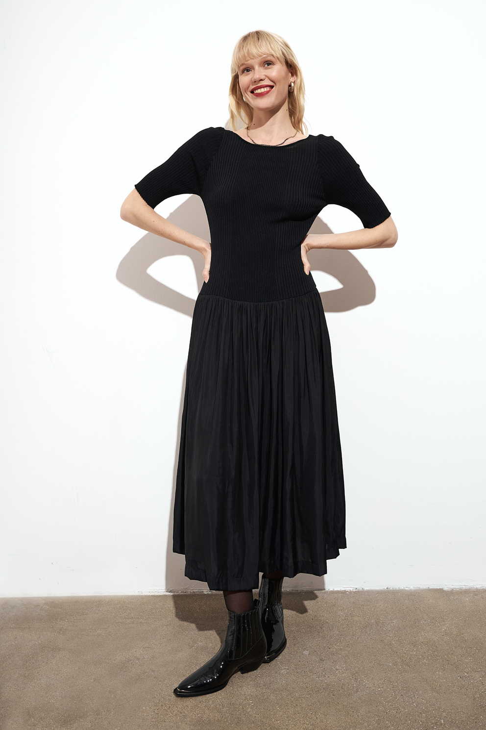 TELA Платье с балетным вырезом и юбкой из летящего шелка