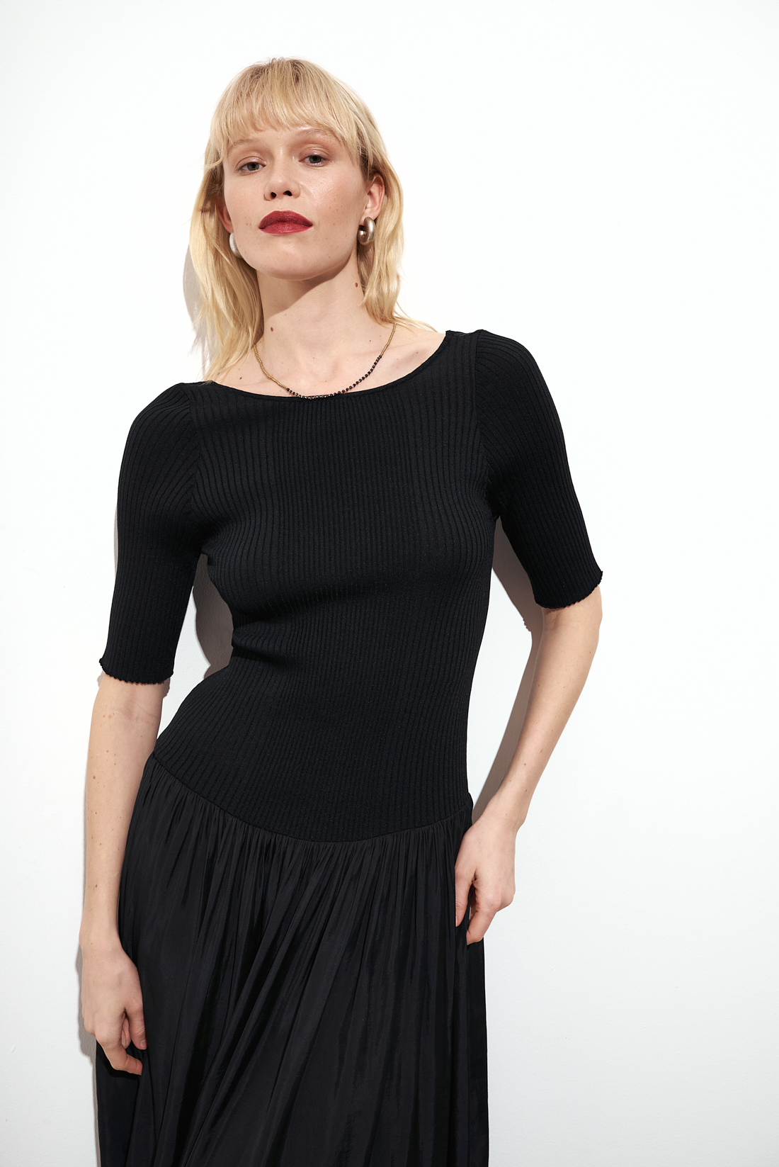 TELA Платье с балетным вырезом и юбкой из летящего шелка