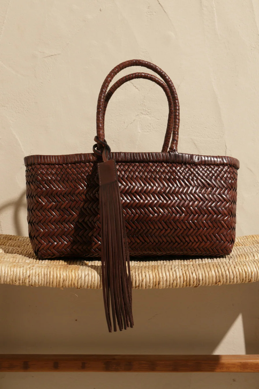 MANEBI  Сумка из плетеной кожи оттенка коньяка с большой кистью из лимитированного выпуска  ALEX RIVIÈRE X MANEBÍ