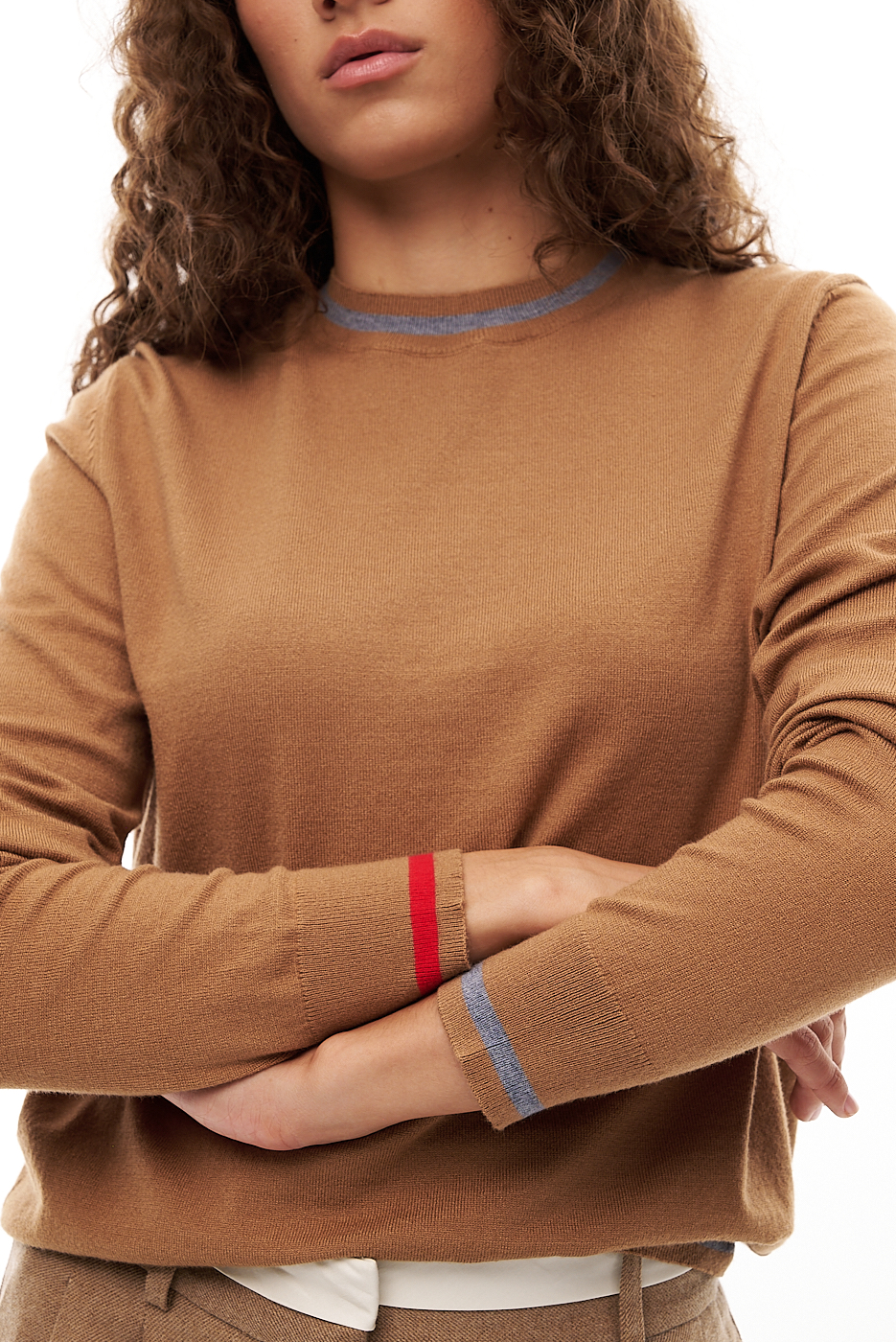 OTTOD'AME  Пуловер свободного кроя оттенка кунжут с контрастной цветовой отделкой по горловине и манжетам