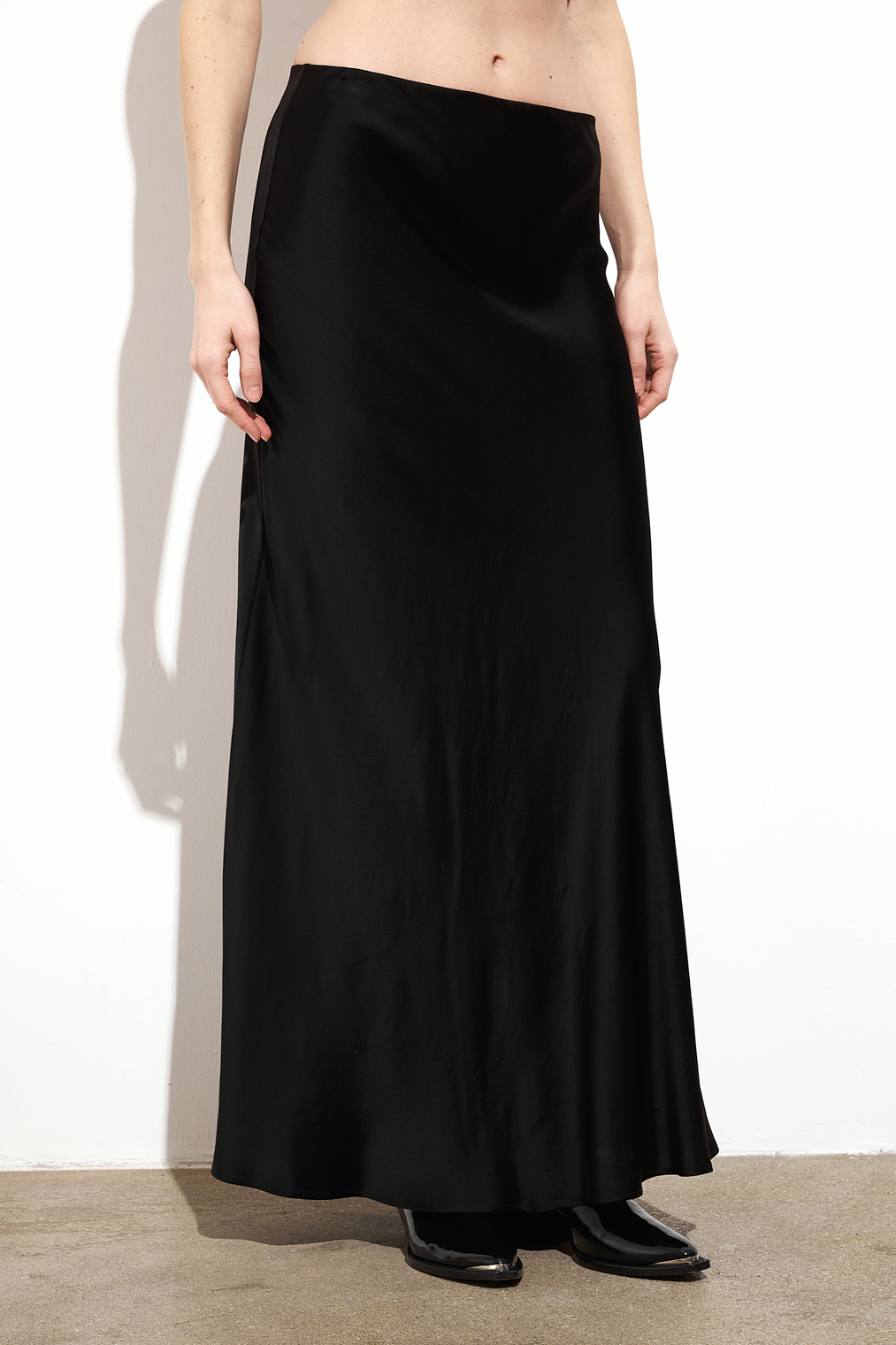 OTTOD'AME Юбка бельевого типа длины макси из атласного сатина черного оттенка