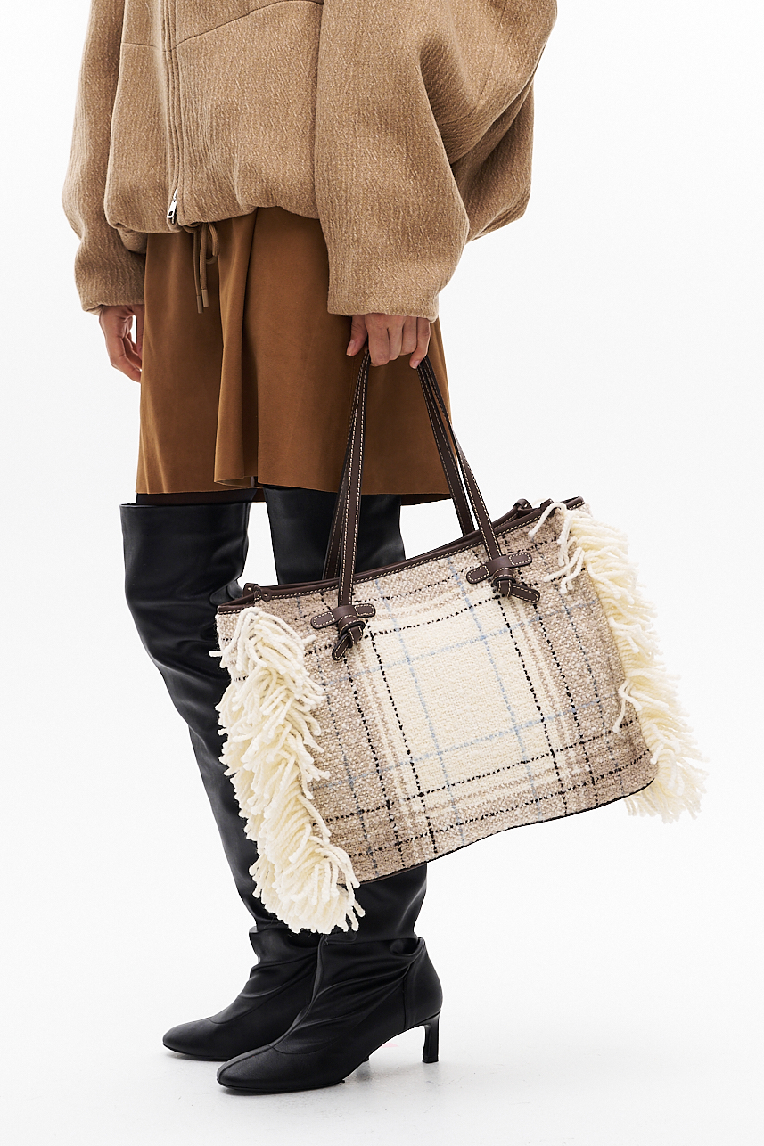 GIANNI CHIARINI  Сумка-тоут MARCELLA  hug из шерсти букле с рисунком в клетку и бахромой