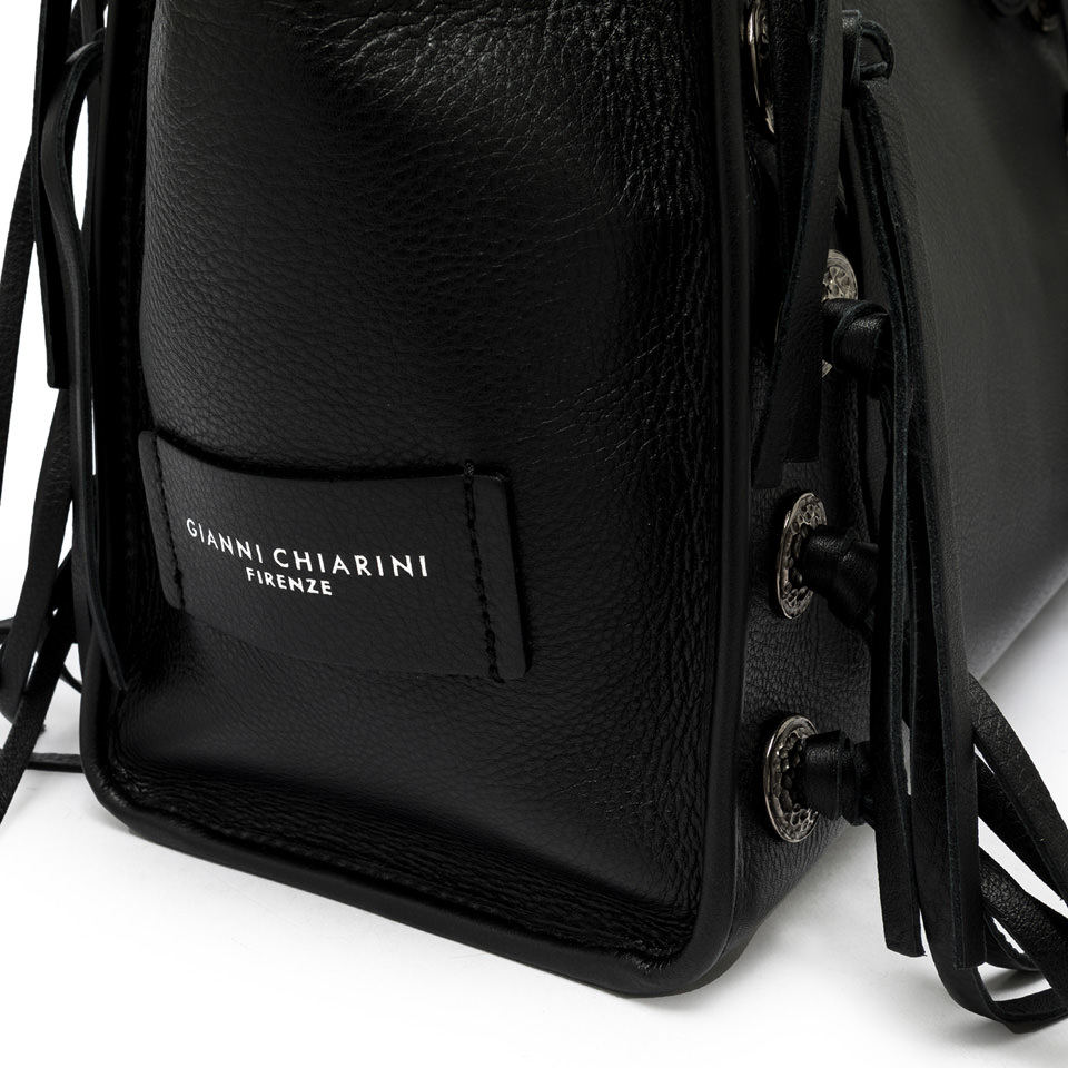 GIANNI CHIARINI  Сумка-тоут MARCELLA Free Spirit из плотной зернистой кожи с металлическим декором и бахромой