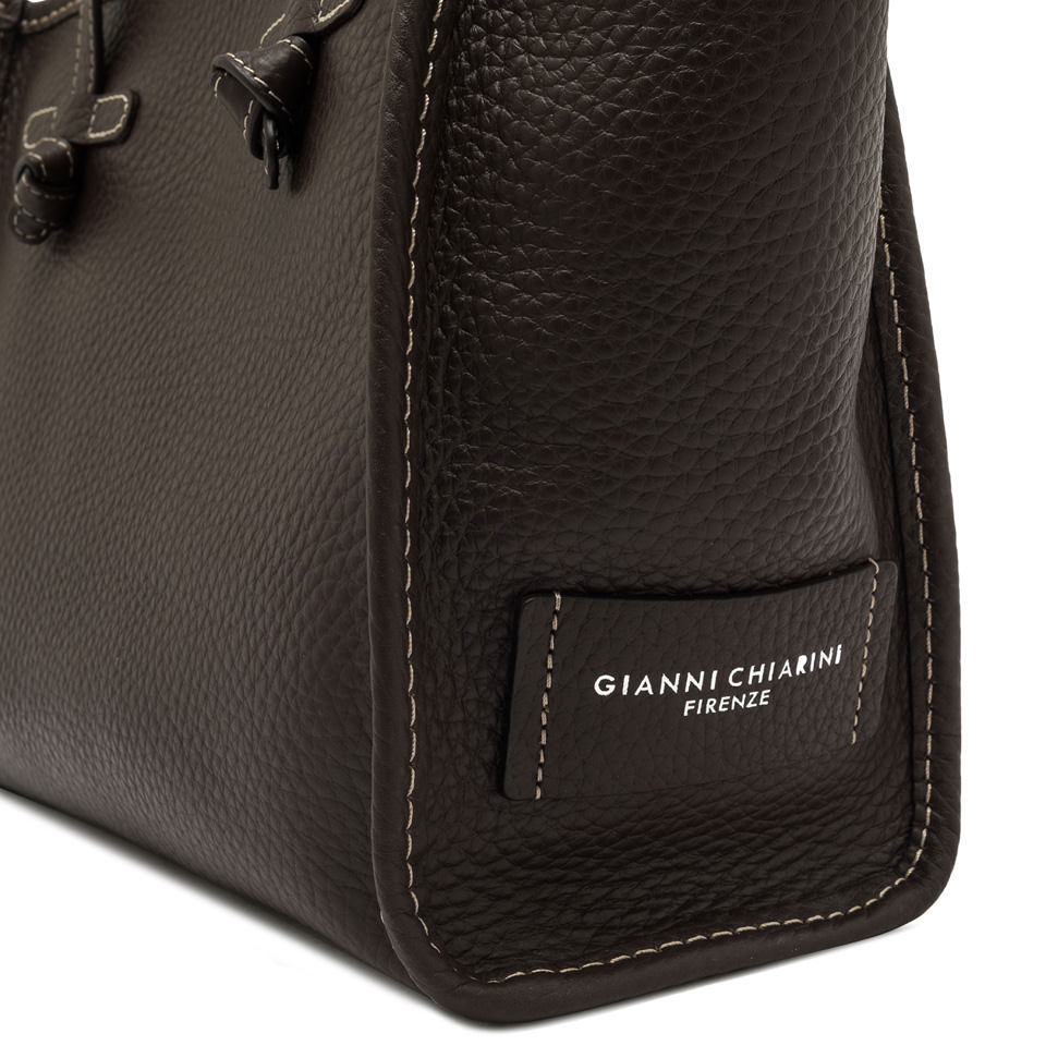GIANNI CHIARINI  Сумка MARCELLA 32 из премиальной зернистой кожи оттенка эспрессо с застежкой на молнии